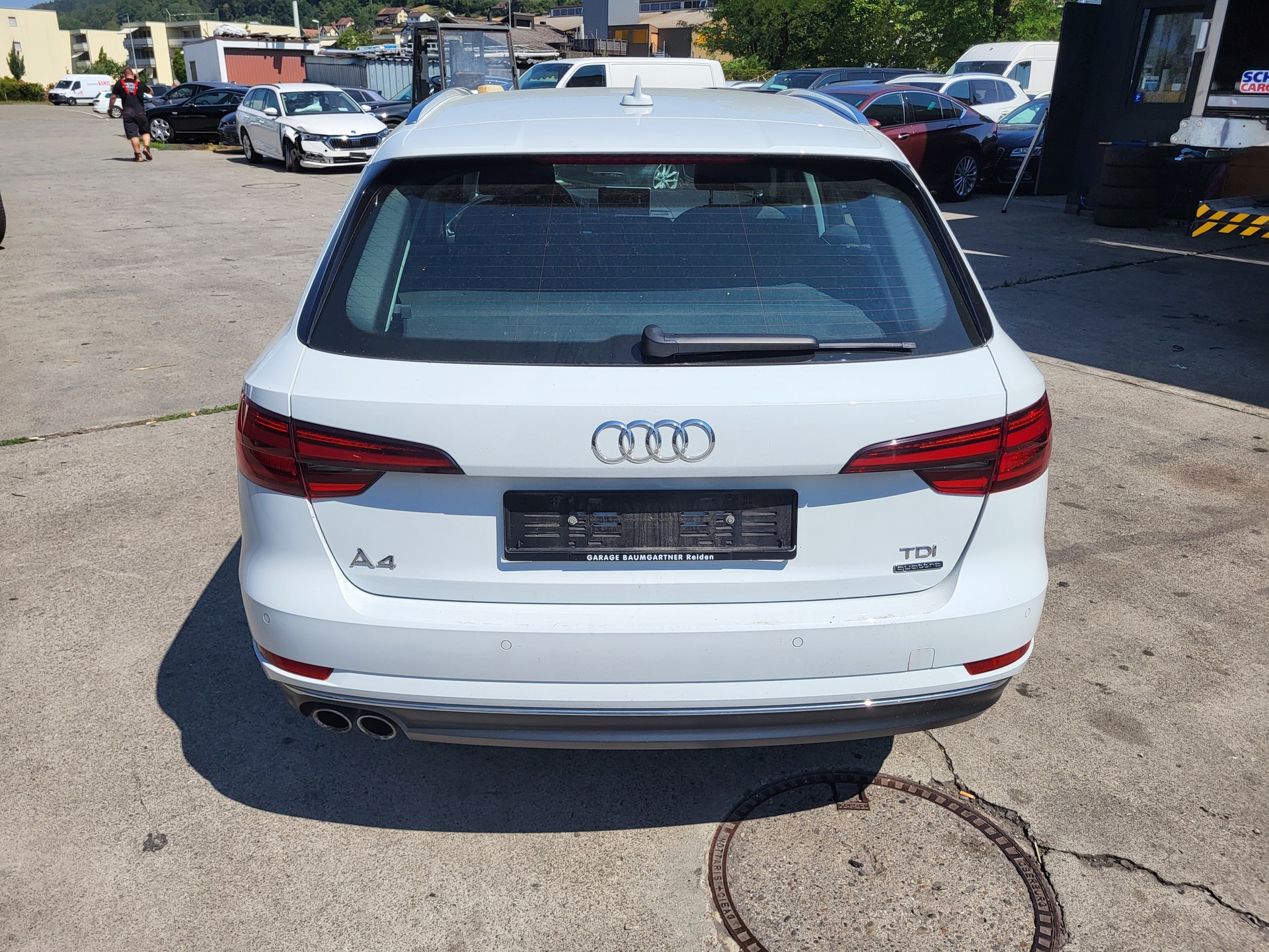AUDI A4 Avant 2.0 TDI Design quattro S-tronic-image-2