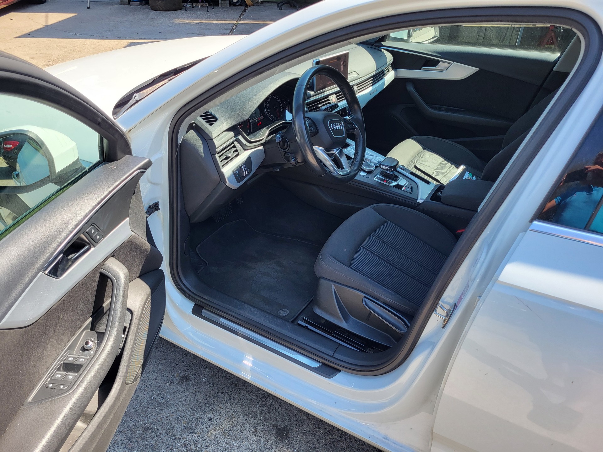 AUDI A4 Avant 2.0 TDI Design quattro S-tronic-image-10