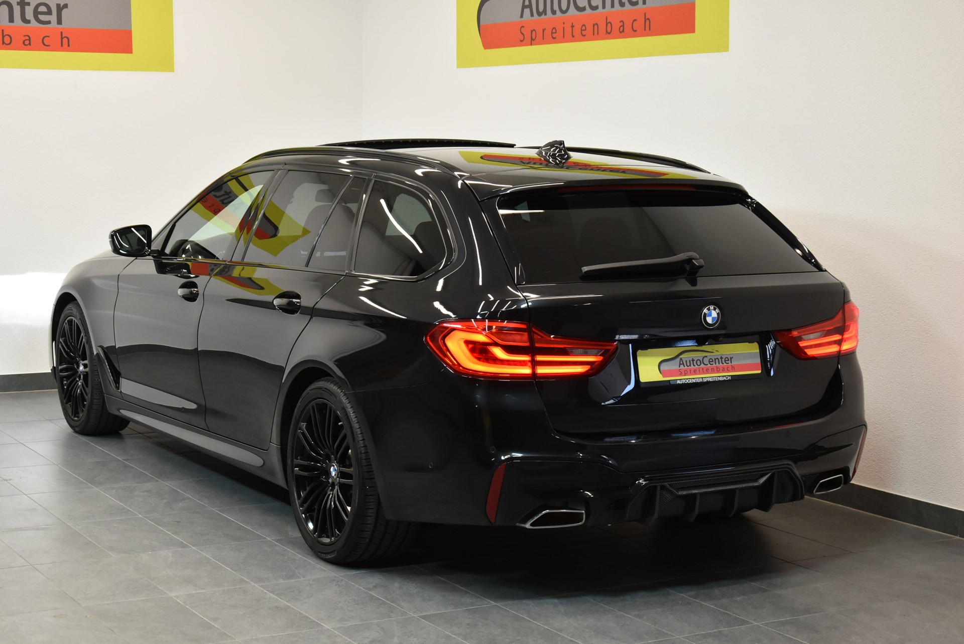 BMW 540i xDrive M-Sport Touring Steptronic-image-11