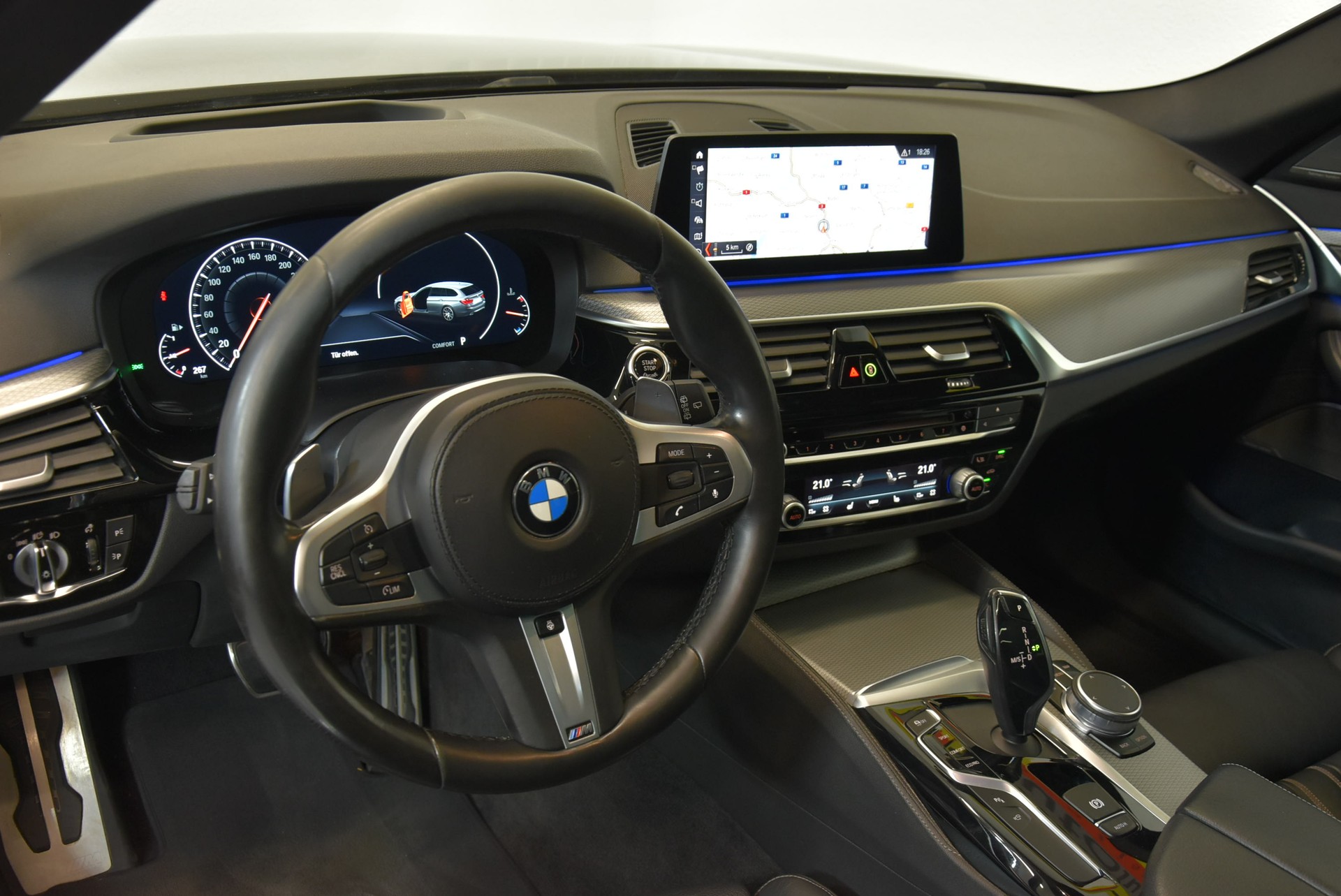 BMW 540i xDrive M-Sport Touring Steptronic-image-5