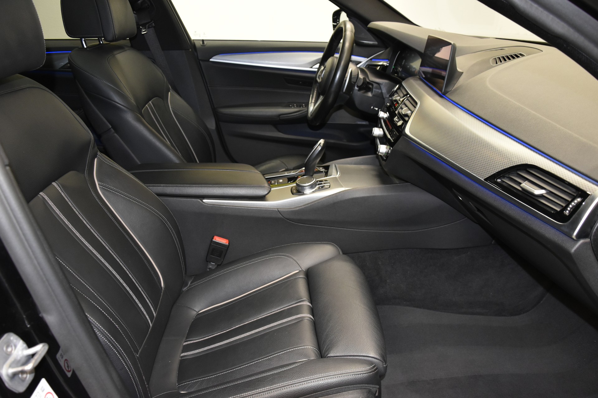BMW 540i xDrive M-Sport Touring Steptronic-image-2