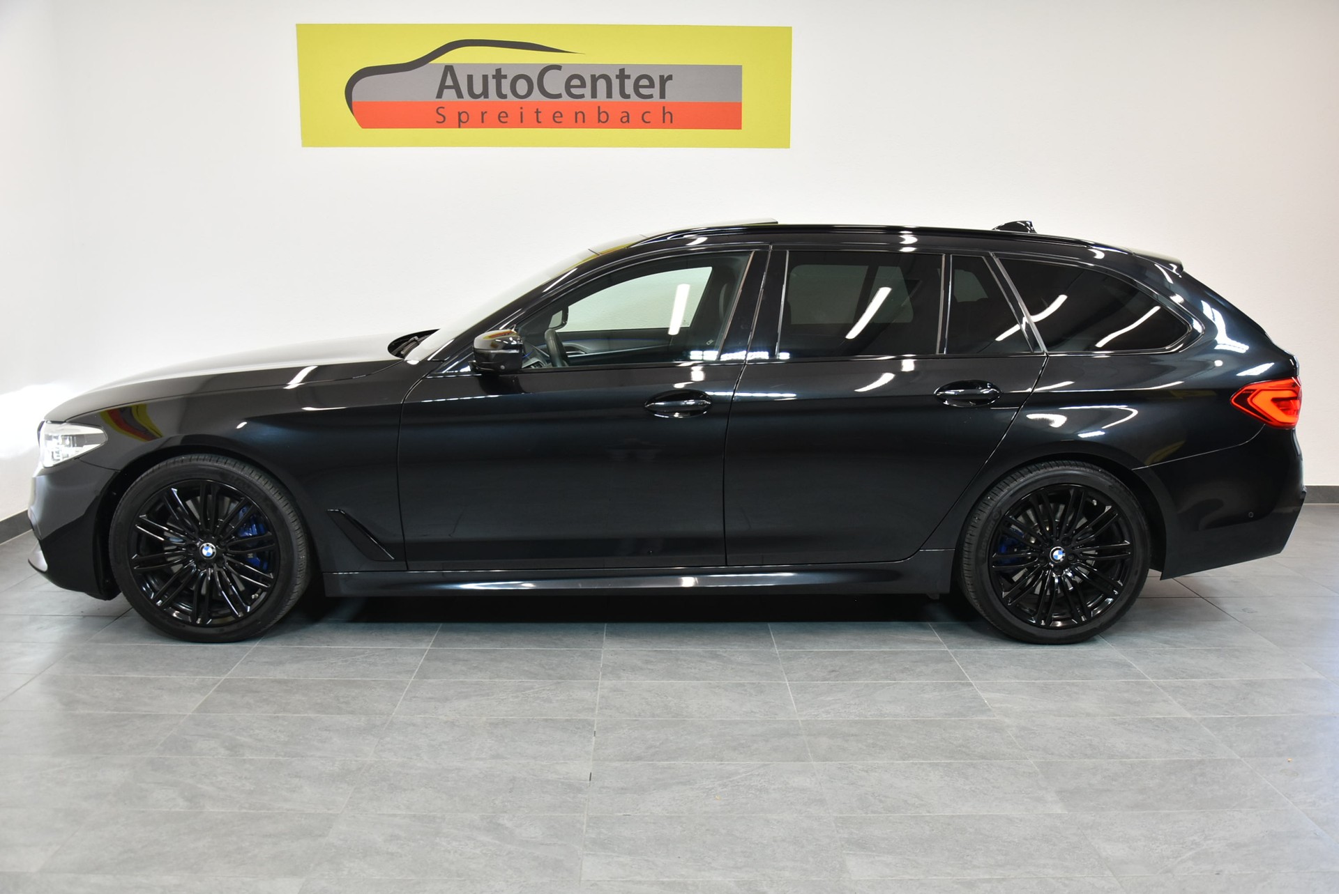 BMW 540i xDrive M-Sport Touring Steptronic-image-10
