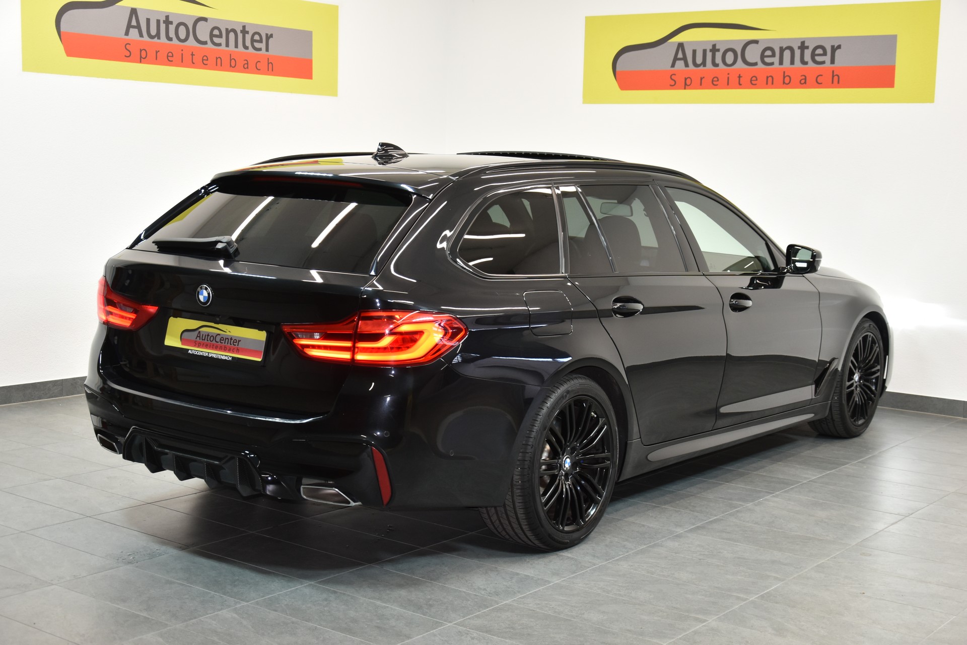 BMW 540i xDrive M-Sport Touring Steptronic-image-13
