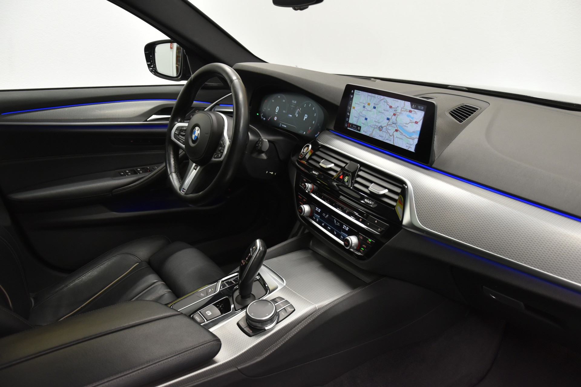 BMW 540i xDrive M-Sport Touring Steptronic-image-3