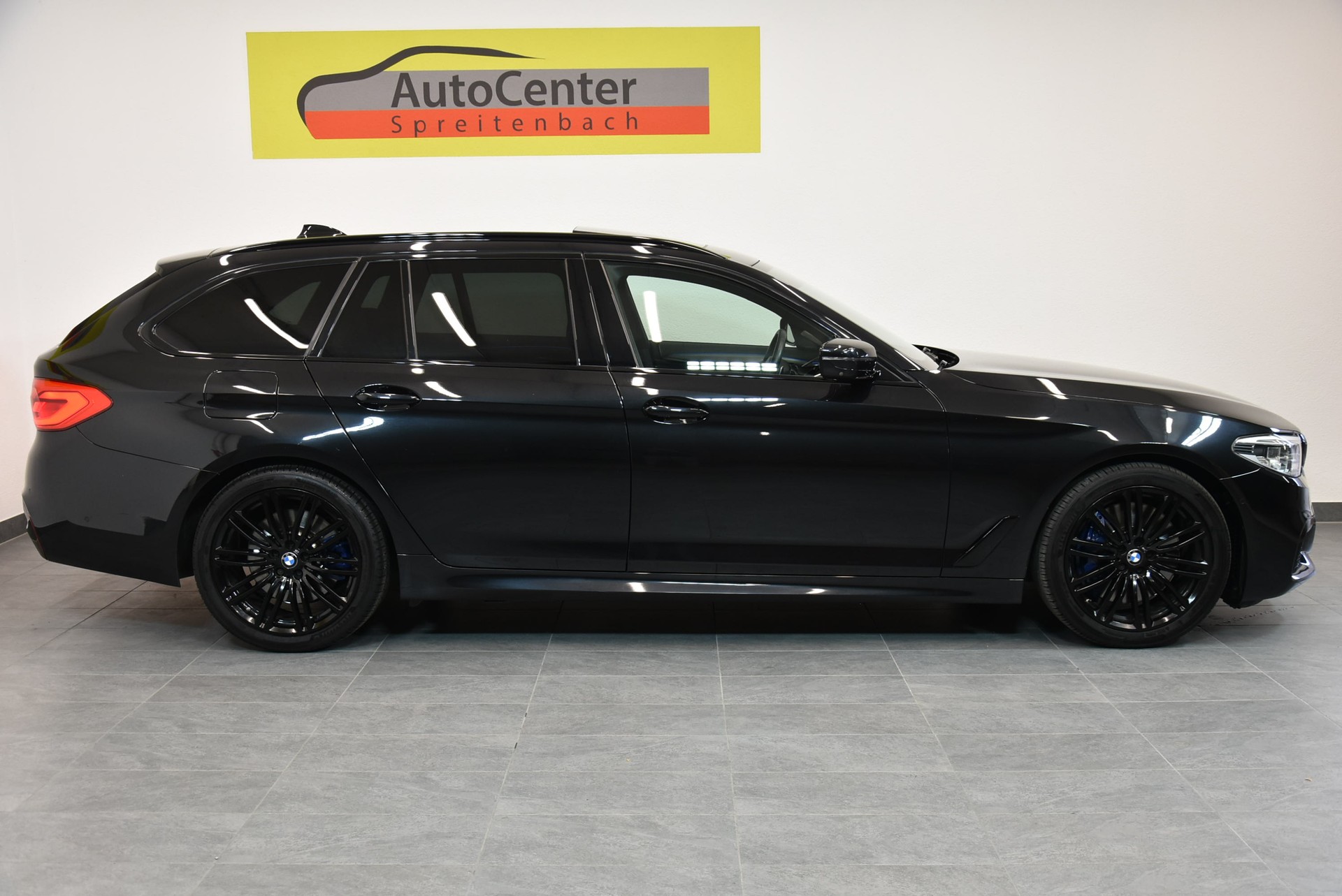 BMW 540i xDrive M-Sport Touring Steptronic-image-12