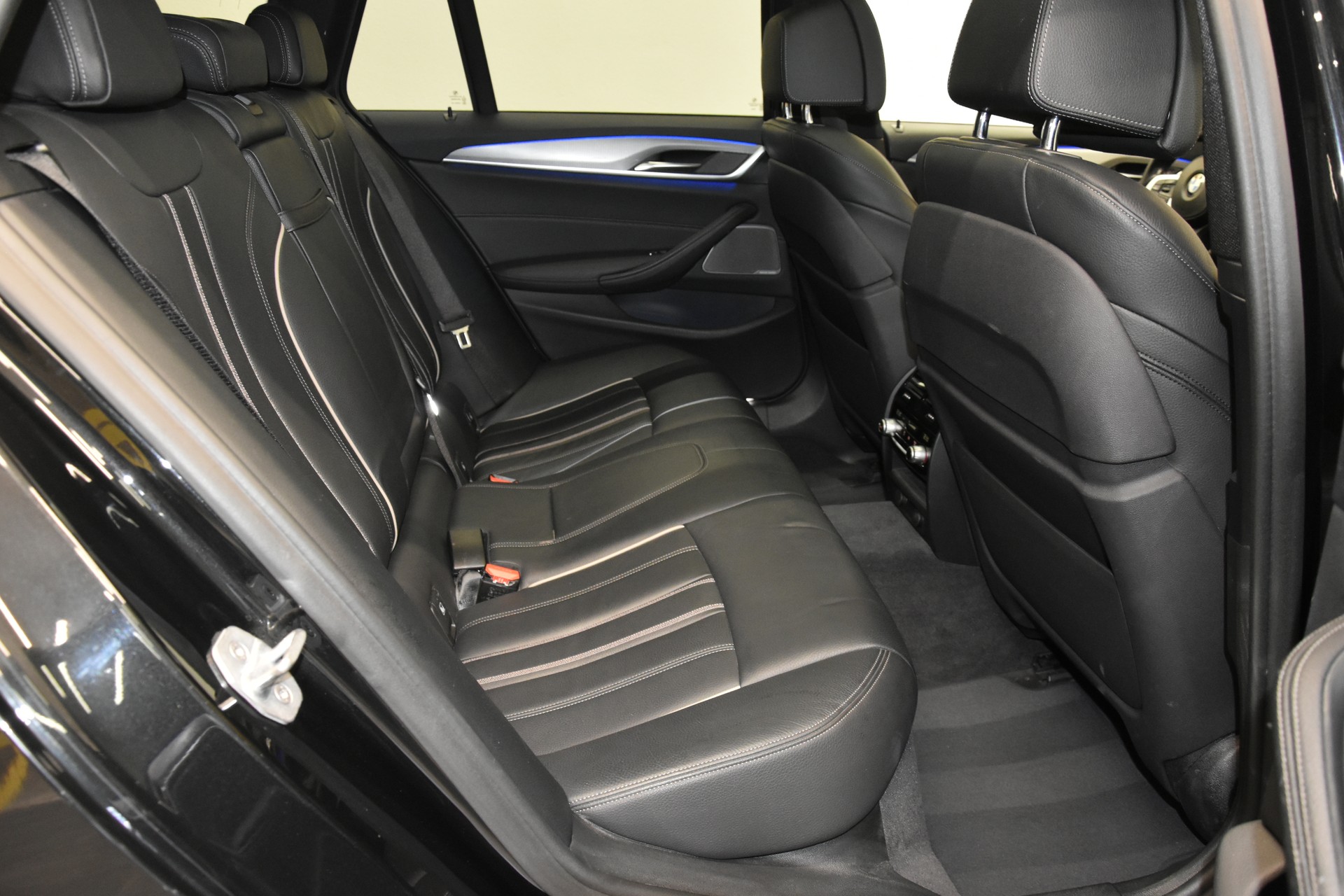 BMW 540i xDrive M-Sport Touring Steptronic-image-9