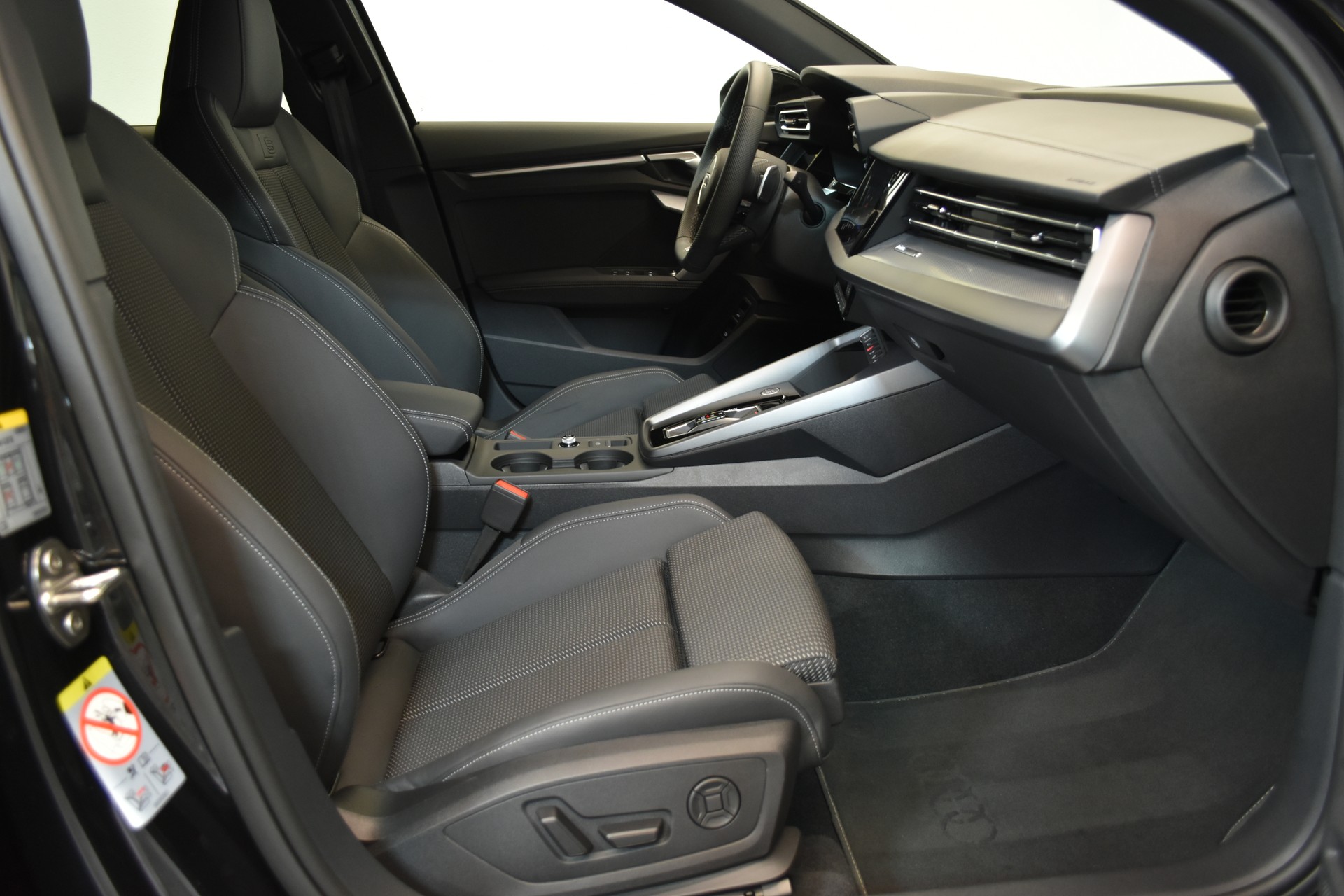 AUDI A3 Sportback 45 TFSI e S line S-tronic-image-2