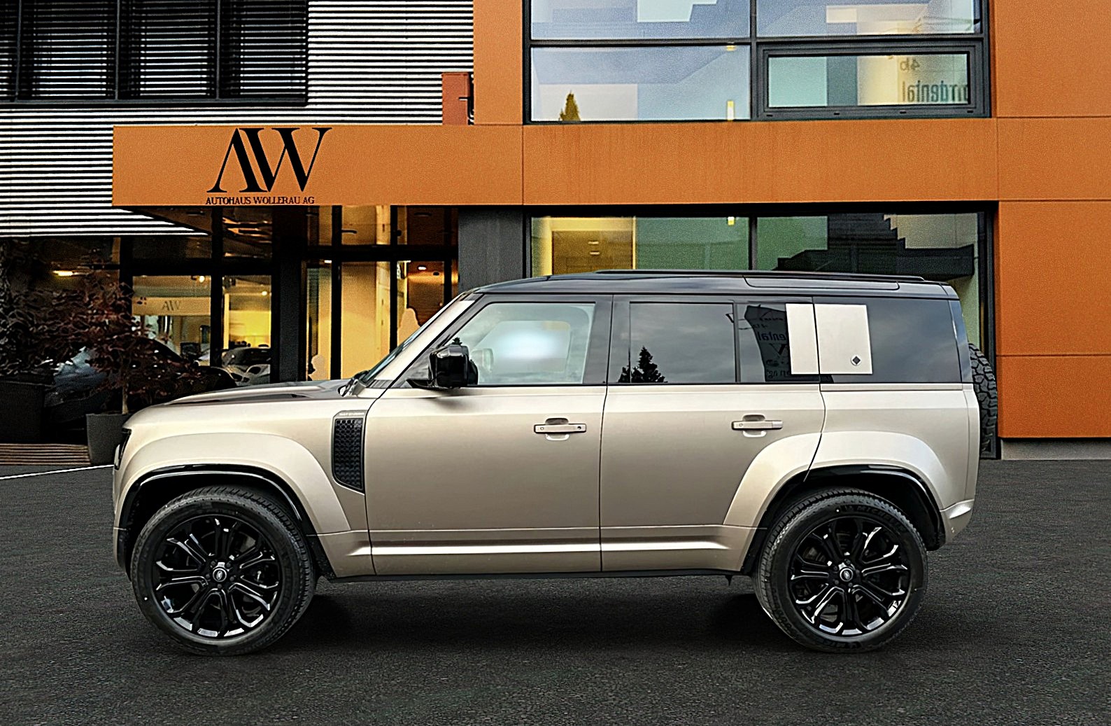 LAND ROVER Defender 110 4.4 V8 Octa / CH Auslieferung mit Gratis Service-image-0