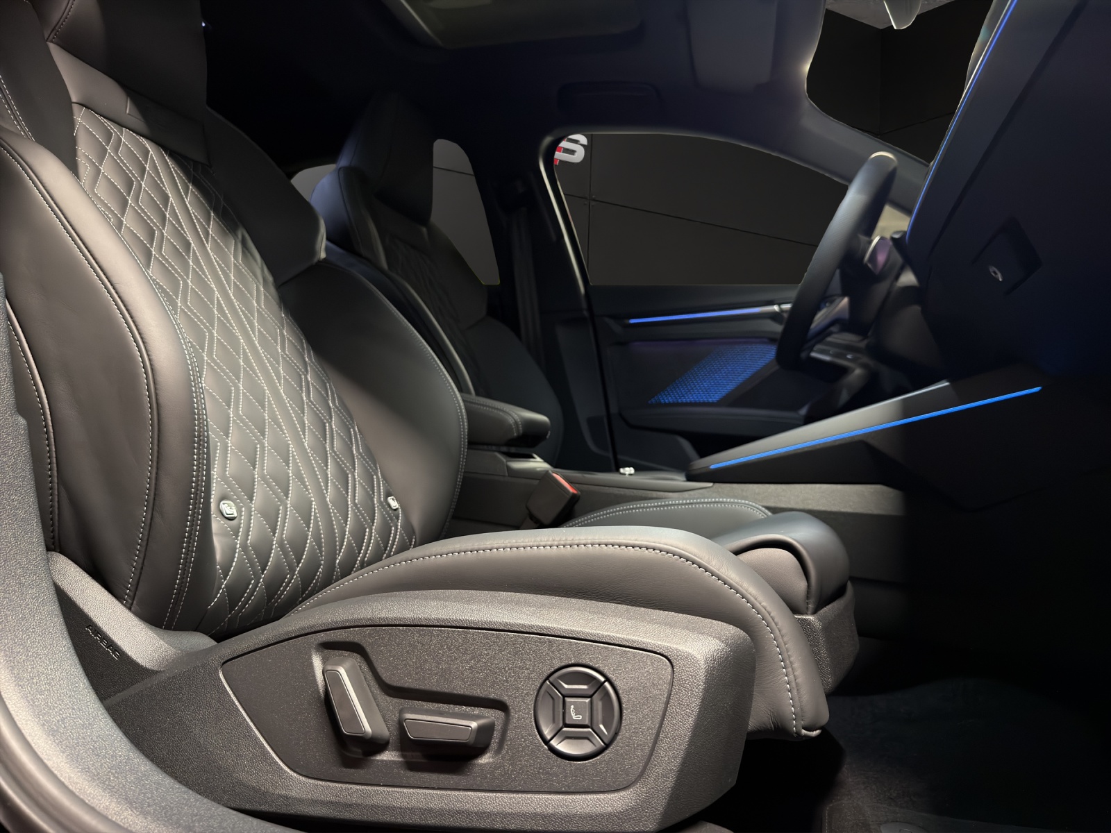 AUDI S3 Sportback TFSI quattro S-tronic-image-14