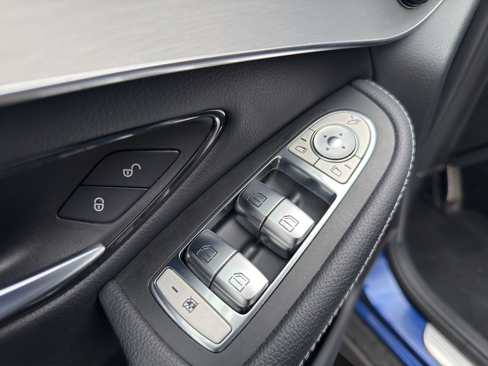 MERCEDES-BENZ GLC 220 d AMG Line 4Matic 9G-Tronic-image-15