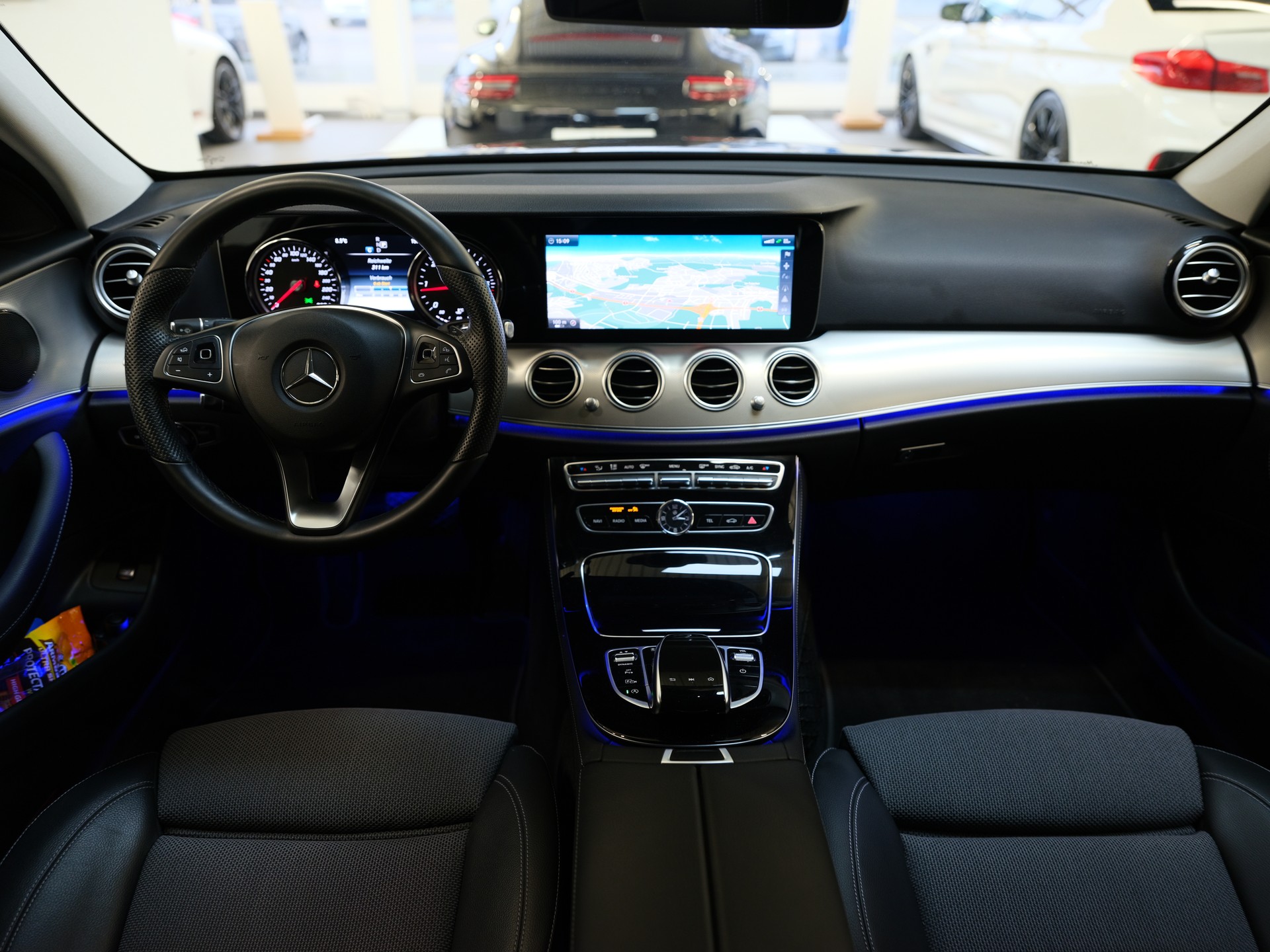 MERCEDES-BENZ E 220 d Avantgarde 9G-Tronic-image-12