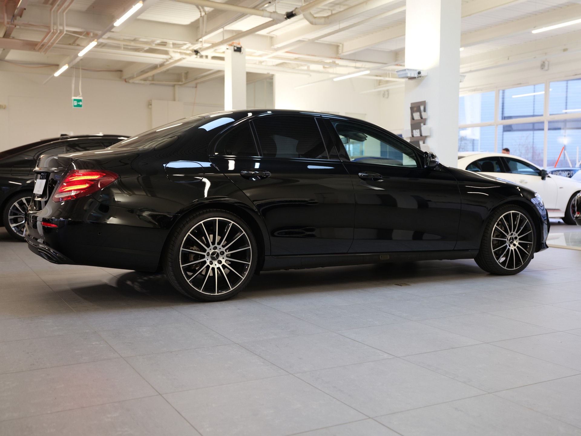 MERCEDES-BENZ E 220 d Avantgarde 9G-Tronic-image-5