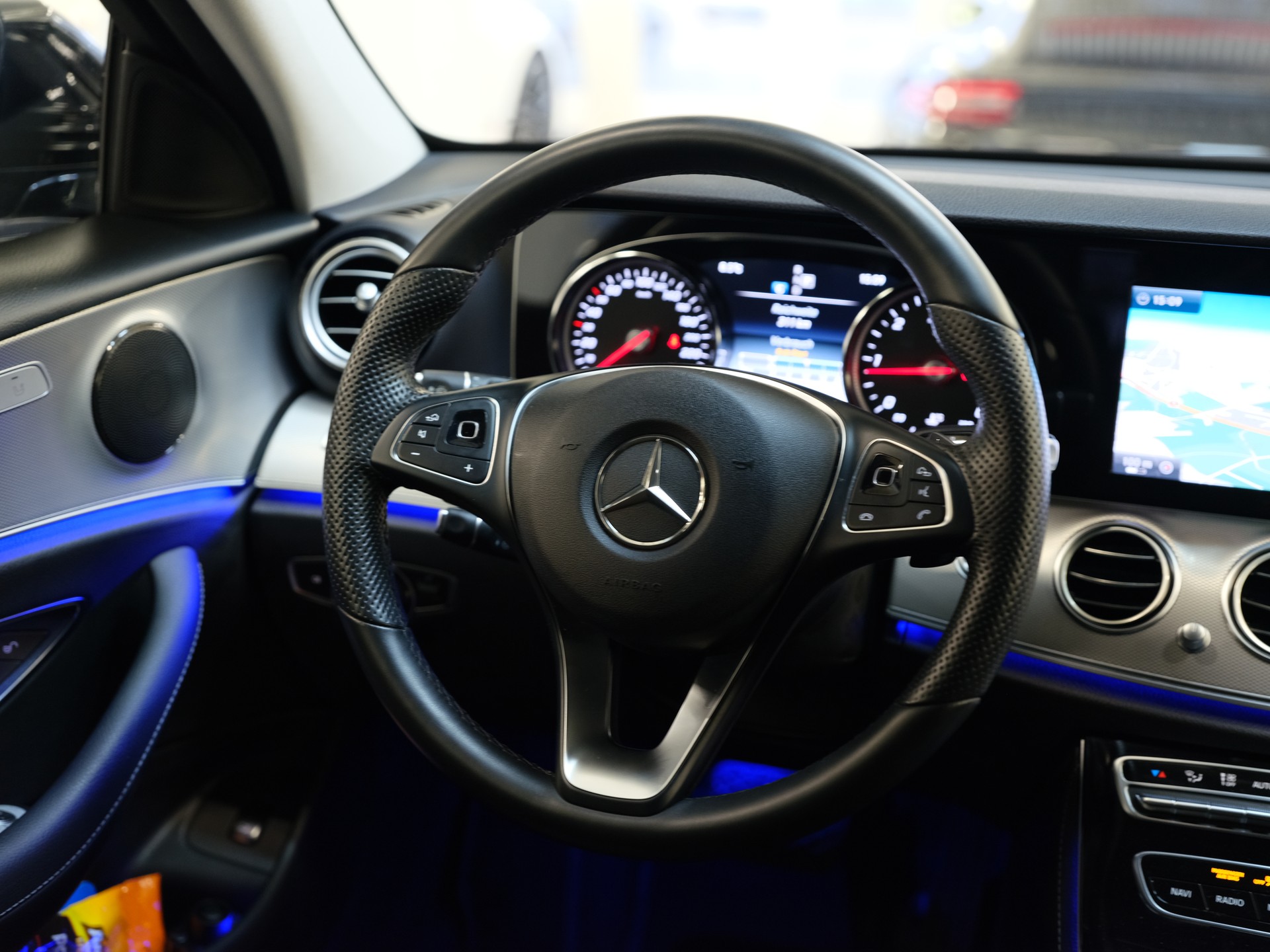 MERCEDES-BENZ E 220 d Avantgarde 9G-Tronic-image-14