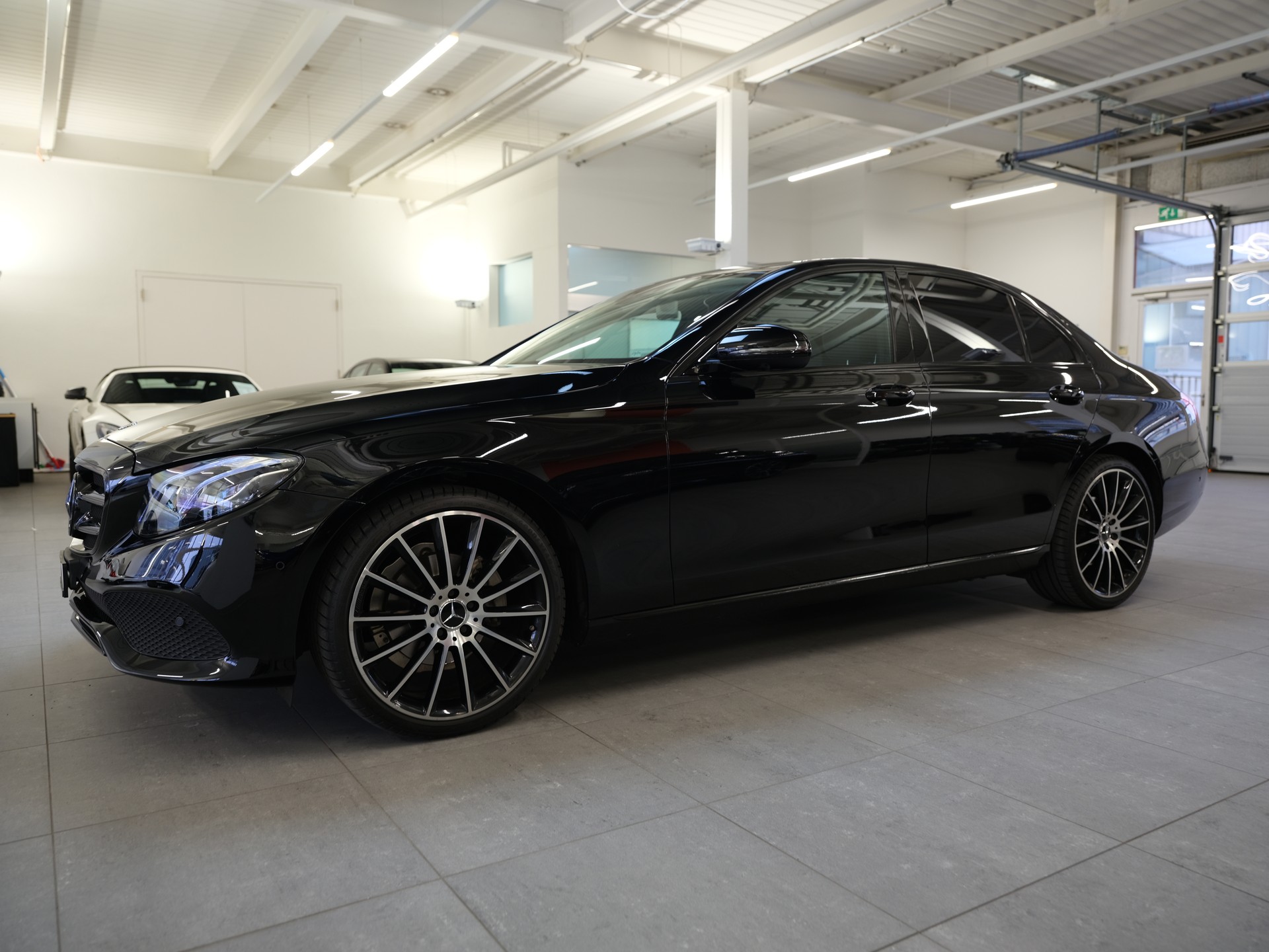 MERCEDES-BENZ E 220 d Avantgarde 9G-Tronic-image-2