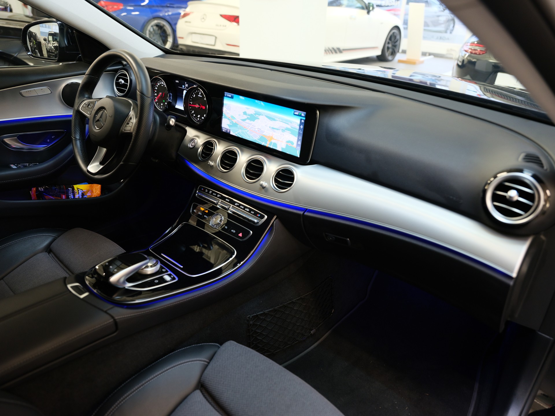 MERCEDES-BENZ E 220 d Avantgarde 9G-Tronic-image-9