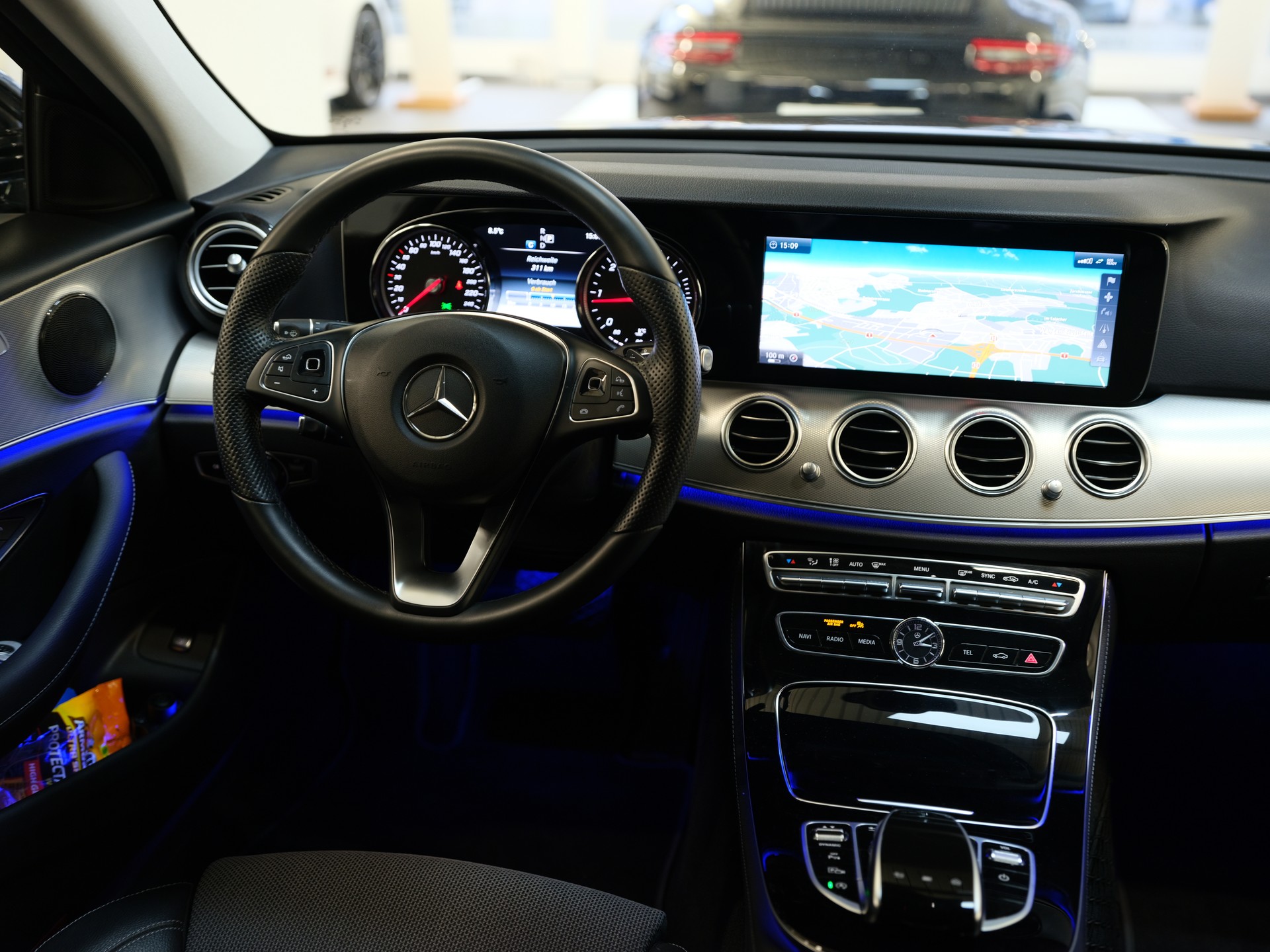 MERCEDES-BENZ E 220 d Avantgarde 9G-Tronic-image-13