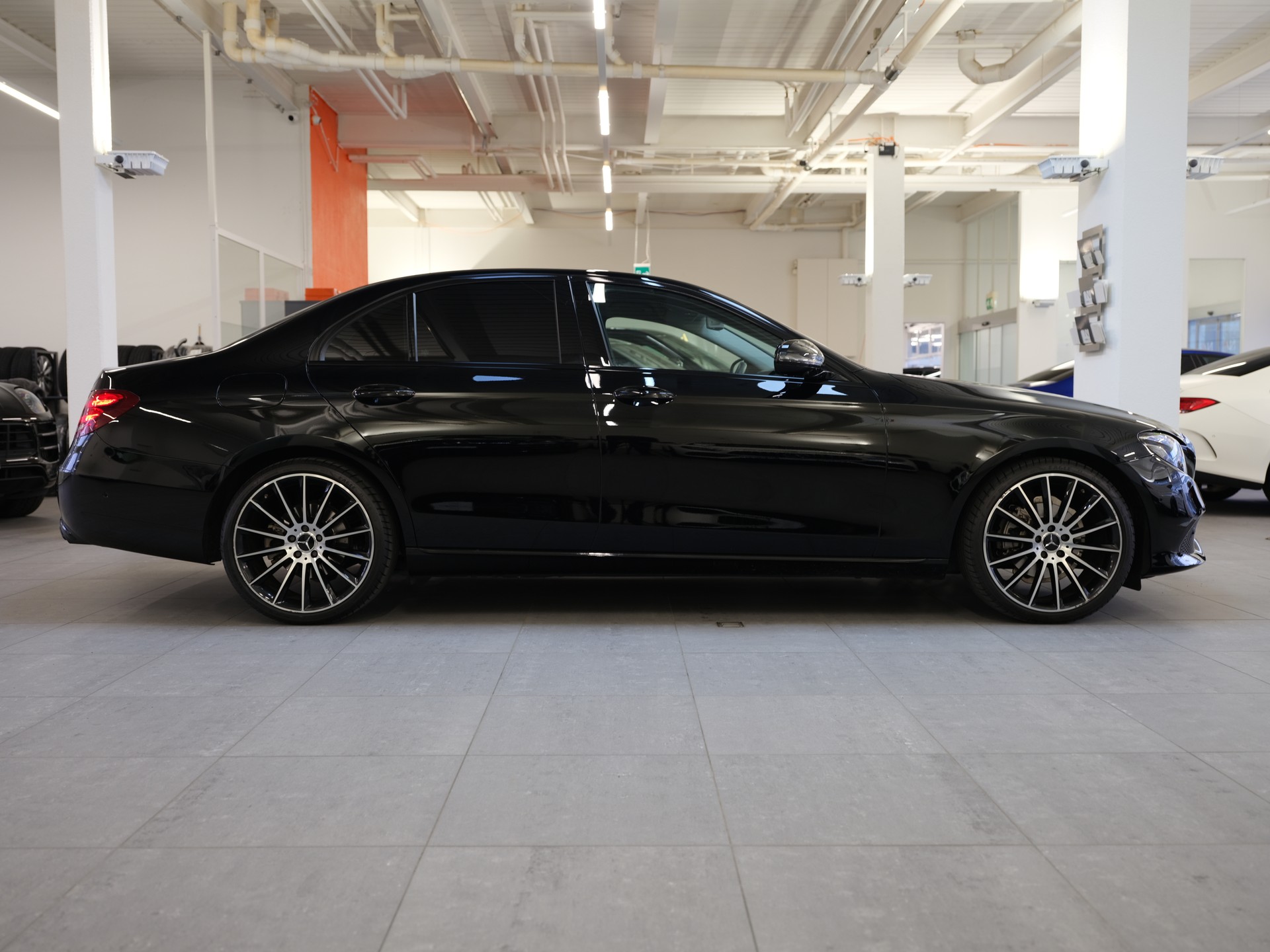 MERCEDES-BENZ E 220 d Avantgarde 9G-Tronic-image-6
