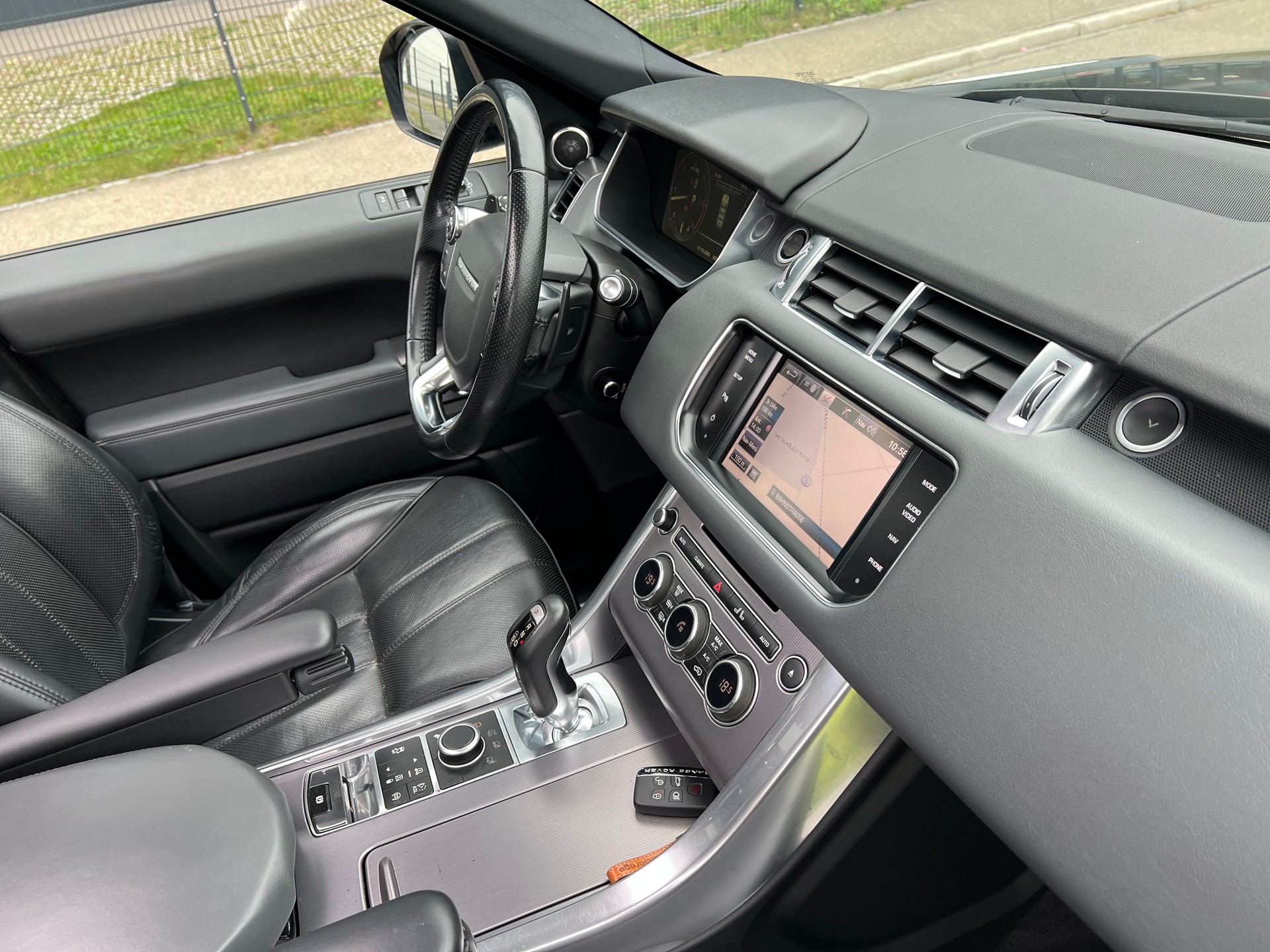 LAND ROVER Range Rover Sport 3.0 SDV6 HSE -7 Plätzer Automatic-image-16