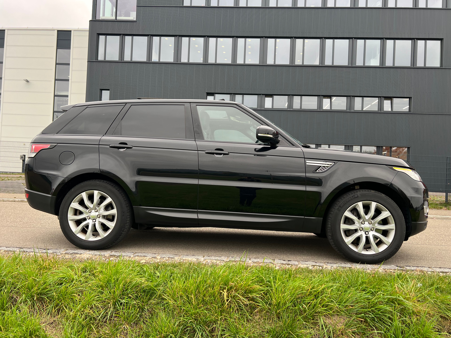 LAND ROVER Range Rover Sport 3.0 SDV6 HSE -7 Plätzer Automatic-image-12