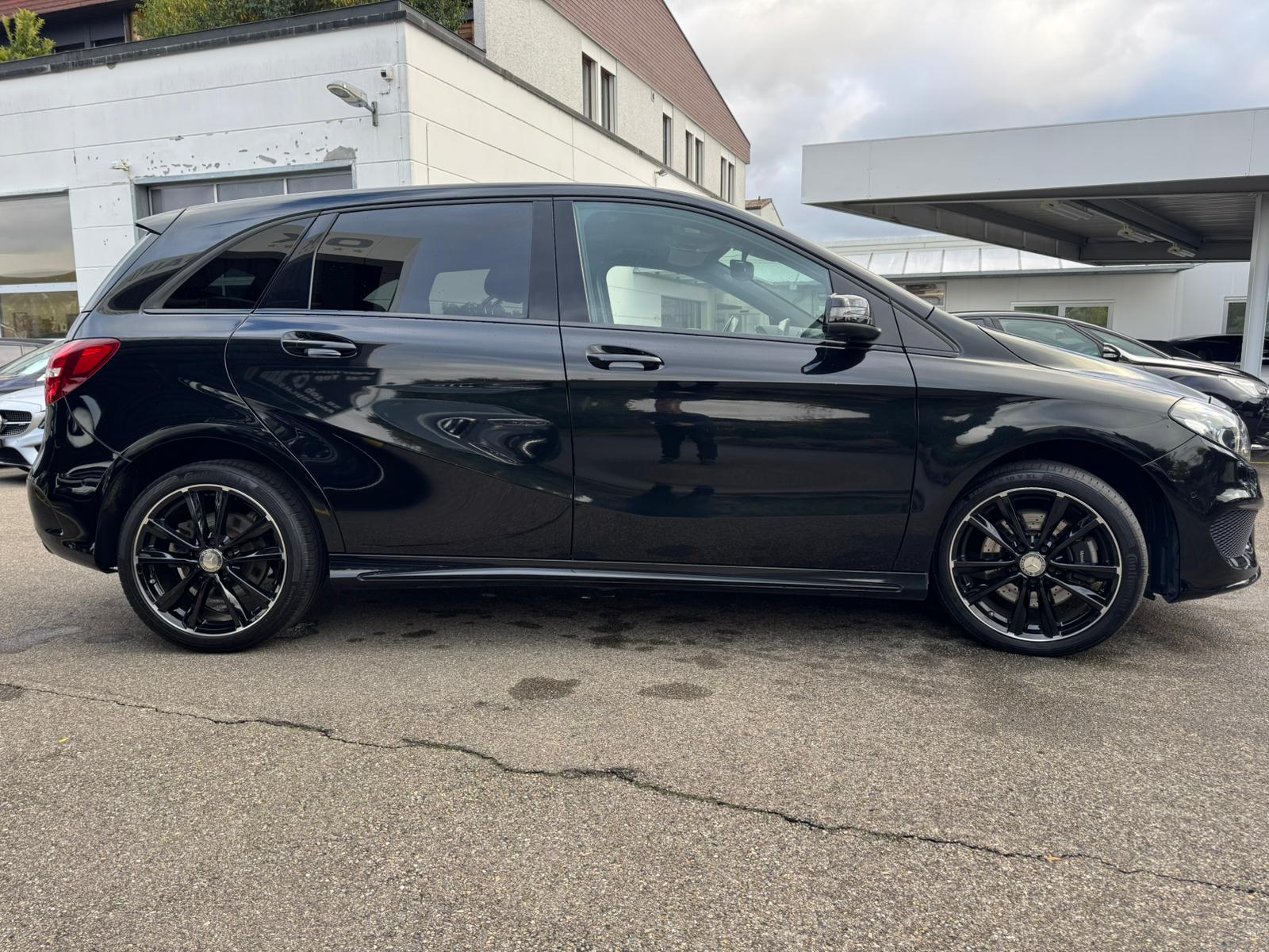 MERCEDES-BENZ B 220 AMG Line 4Matic 7G-DCT-image-3