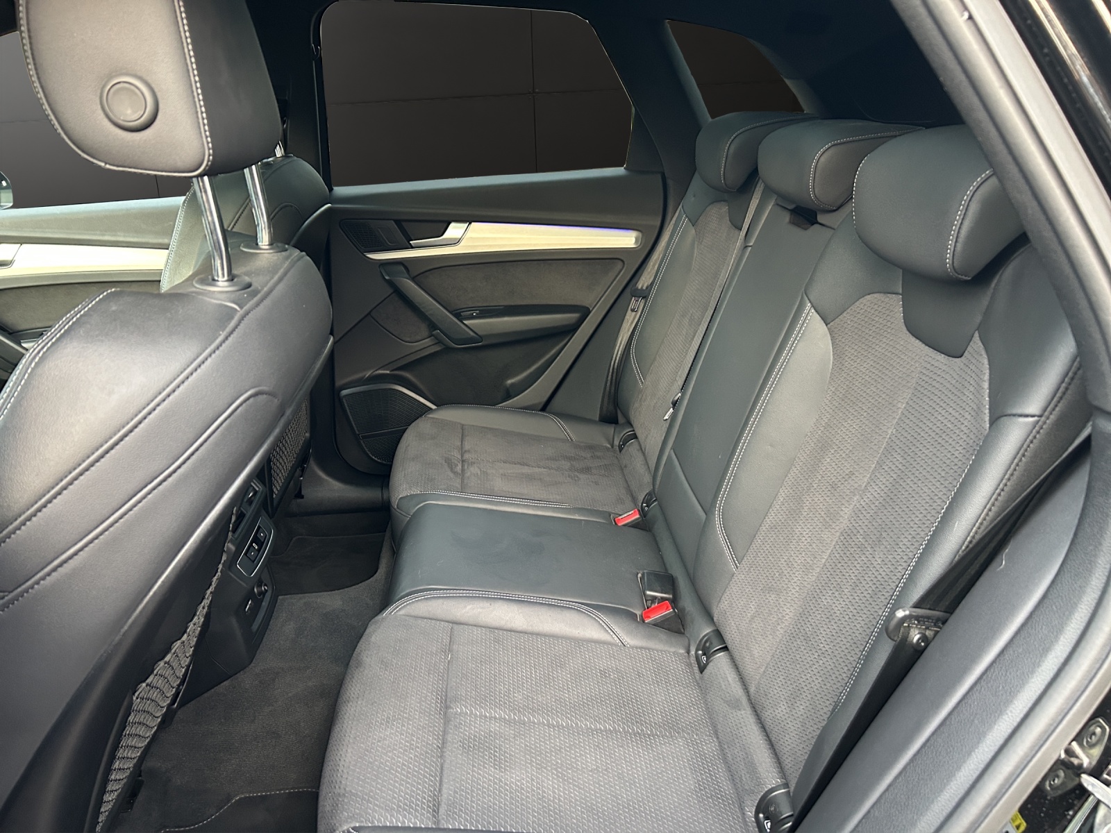 AUDI Q5 40 TDI Black Edition quattro S-tronic-image-11