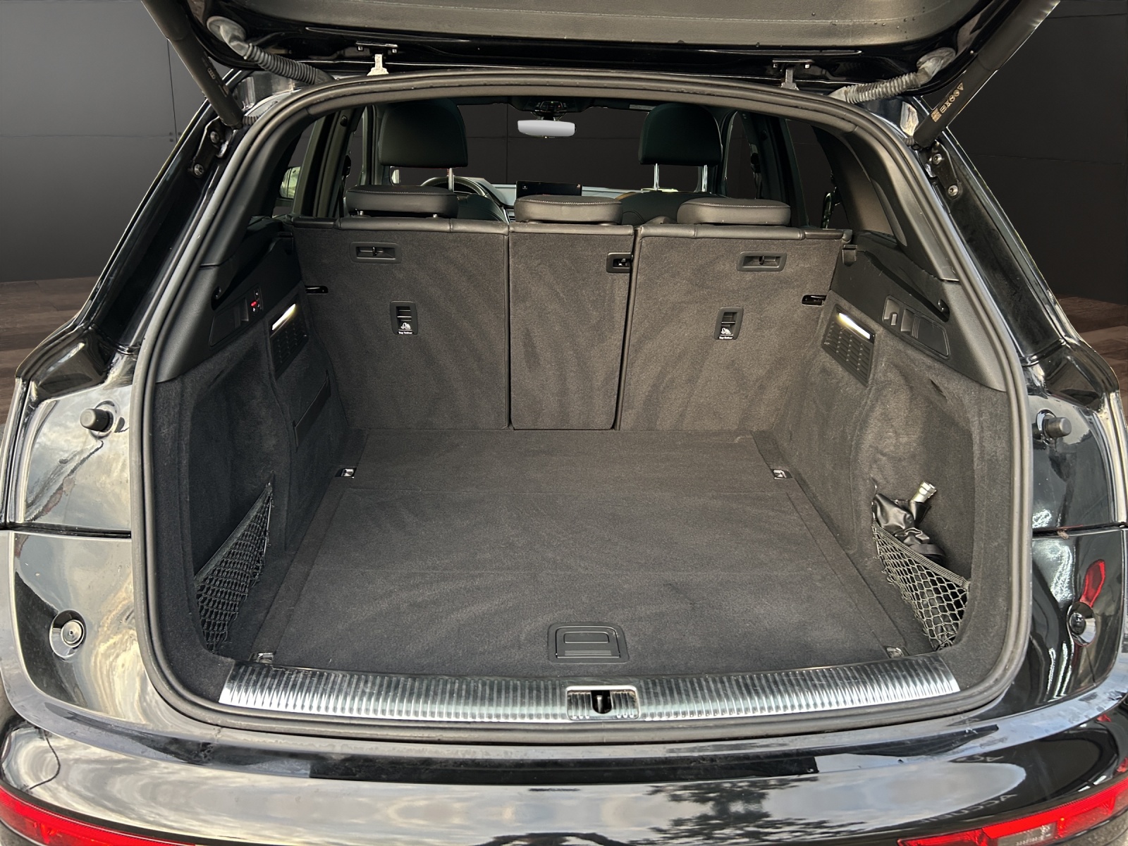 AUDI Q5 40 TDI Black Edition quattro S-tronic-image-17
