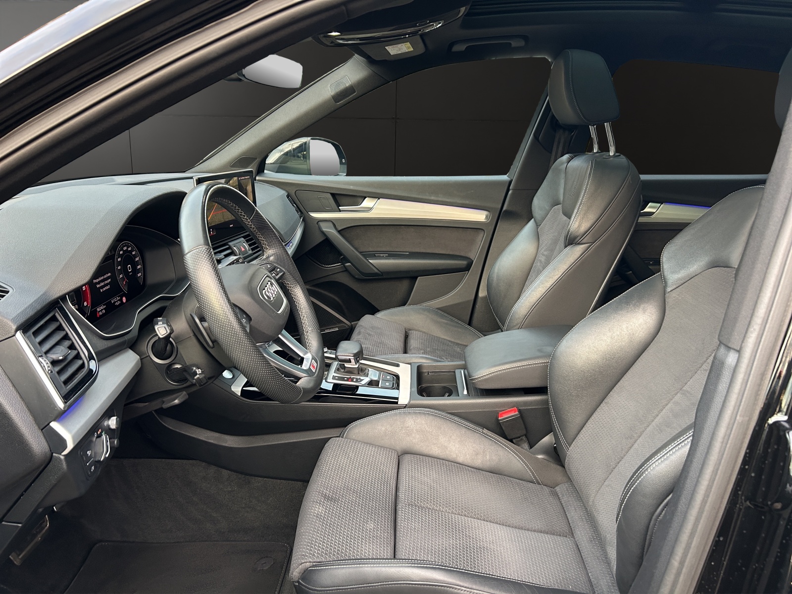 AUDI Q5 40 TDI Black Edition quattro S-tronic-image-8