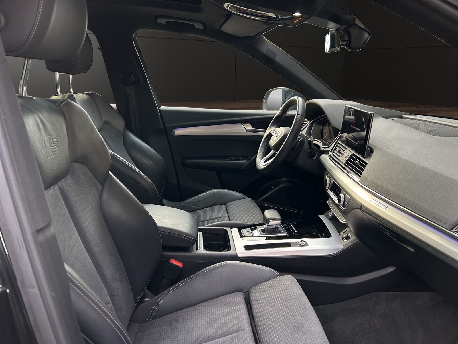 AUDI Q5 40 TDI Black Edition quattro S-tronic-image-15