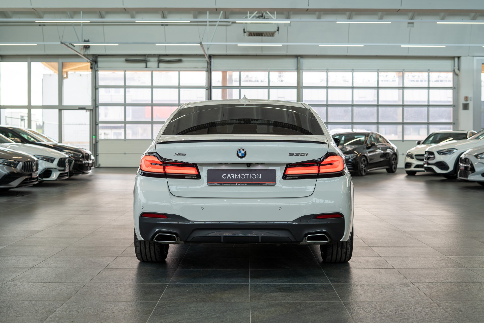 BMW 530i xDrive SAG M-Sport / Rückfahrkamera / El.Sitze / Ambientebeleuchtung-image-4