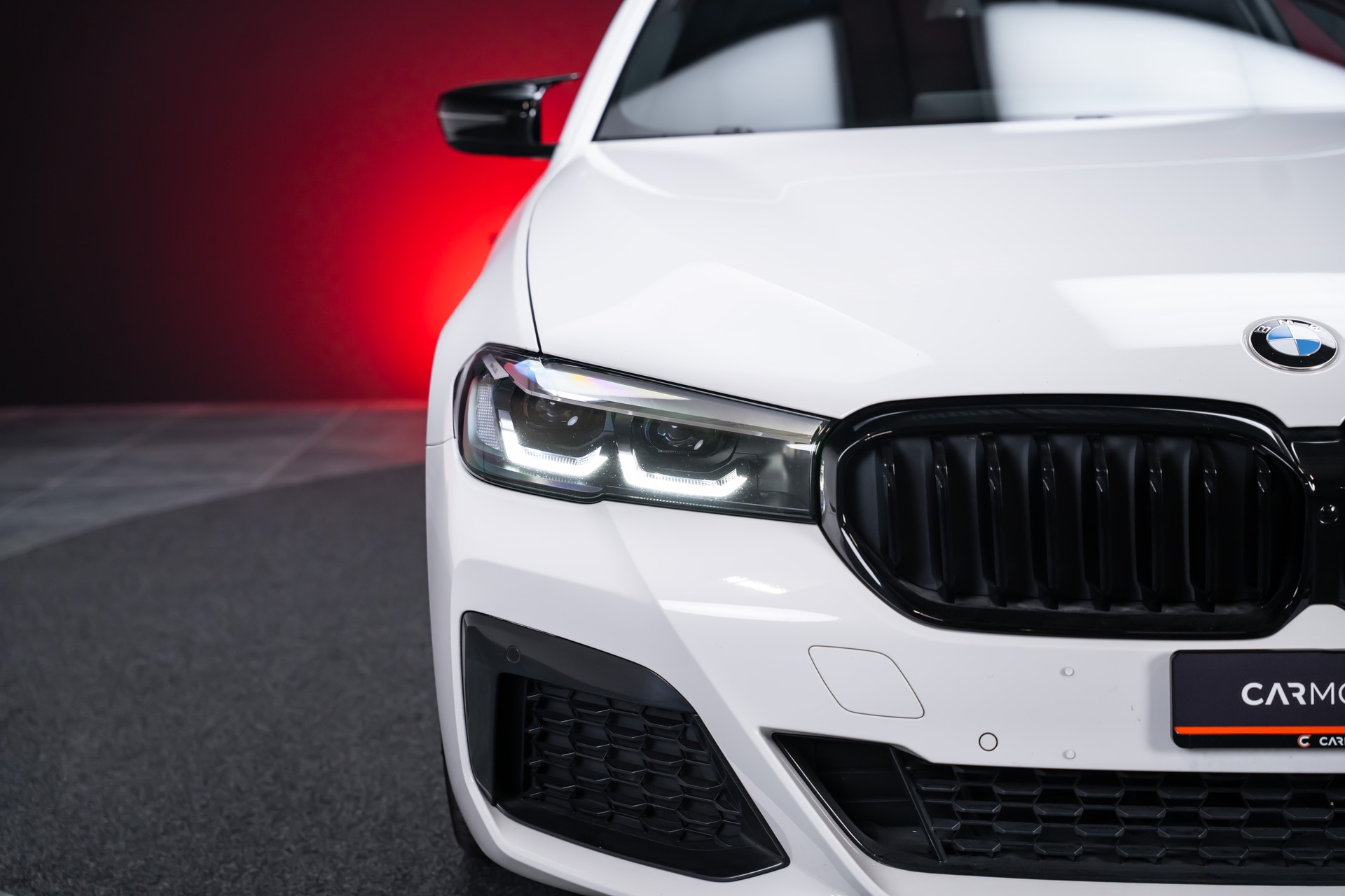 BMW 530i xDrive SAG M-Sport / Alcantara Sitze / Rückfahrkamera / El.Sitze / Ambientebeleuchtung-image-2