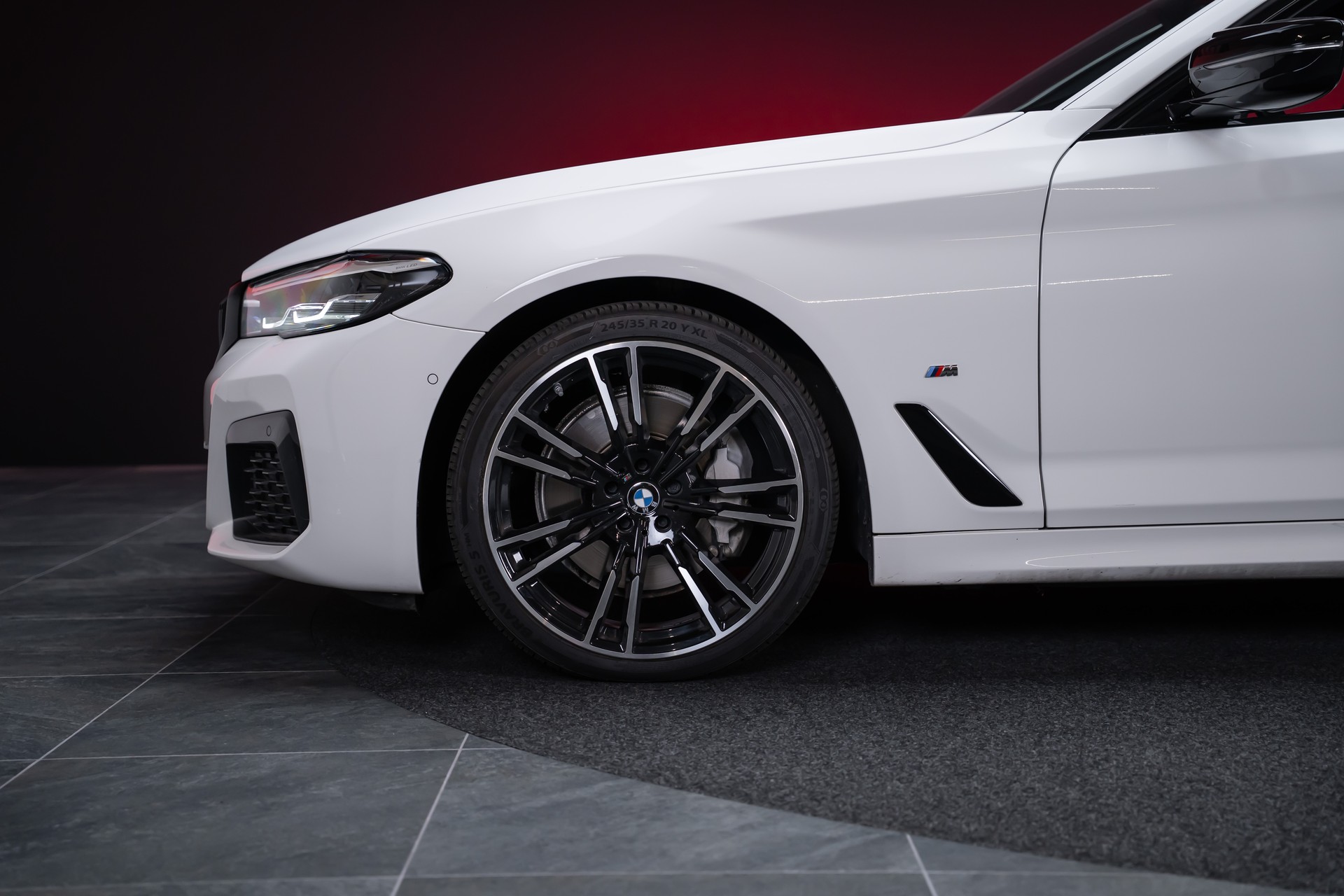 BMW 530i xDrive SAG M-Sport / Alcantara Sitze / Rückfahrkamera / El.Sitze / Ambientebeleuchtung-image-10
