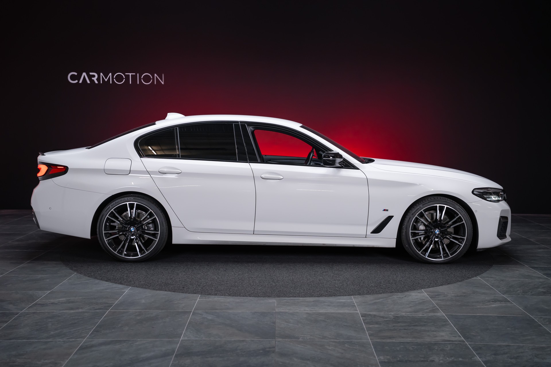 BMW 530i xDrive SAG M-Sport / Alcantara Sitze / Rückfahrkamera / El.Sitze / Ambientebeleuchtung-image-4