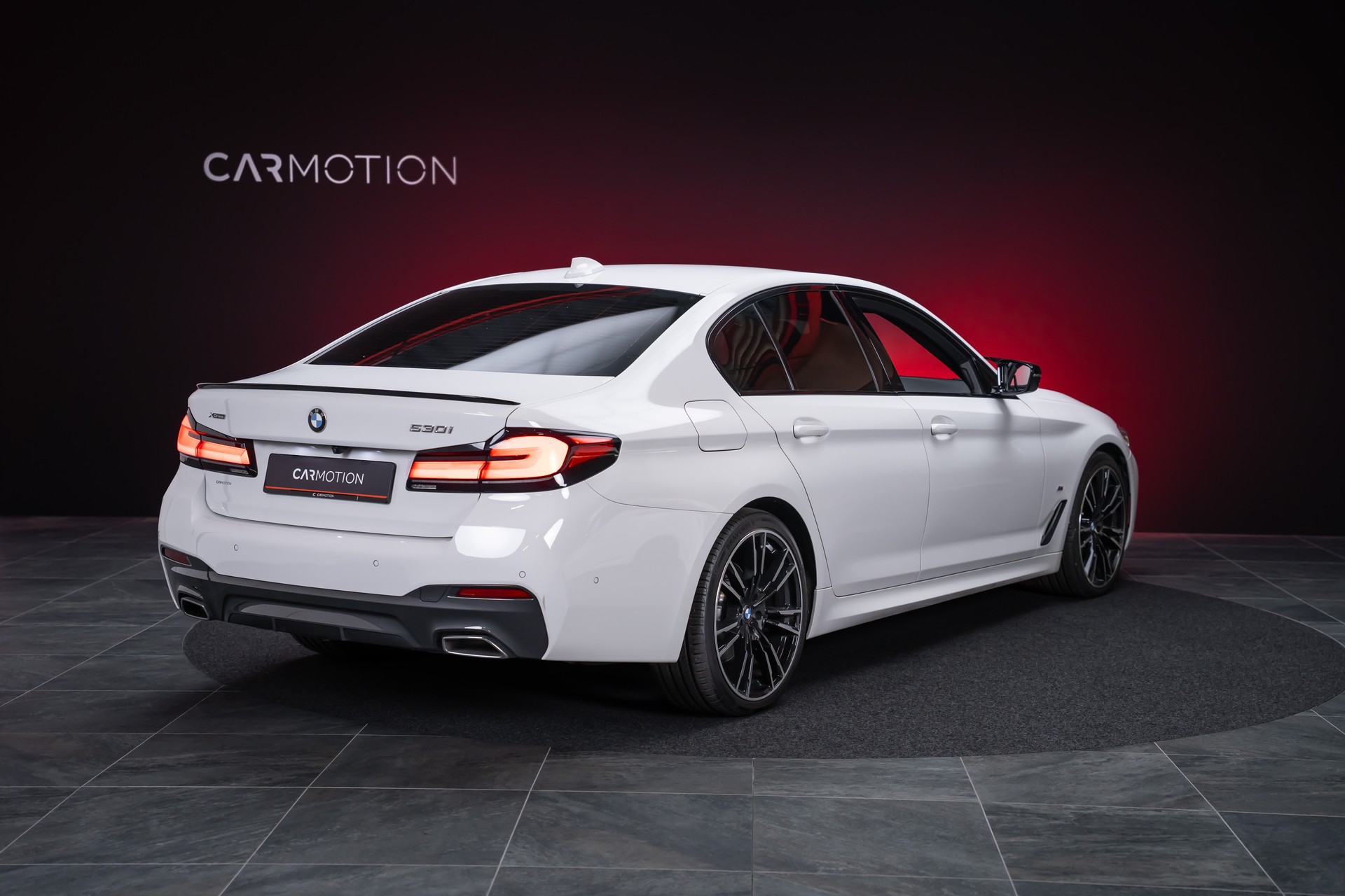 BMW 530i xDrive SAG M-Sport / Alcantara Sitze / Rückfahrkamera / El.Sitze / Ambientebeleuchtung-image-5