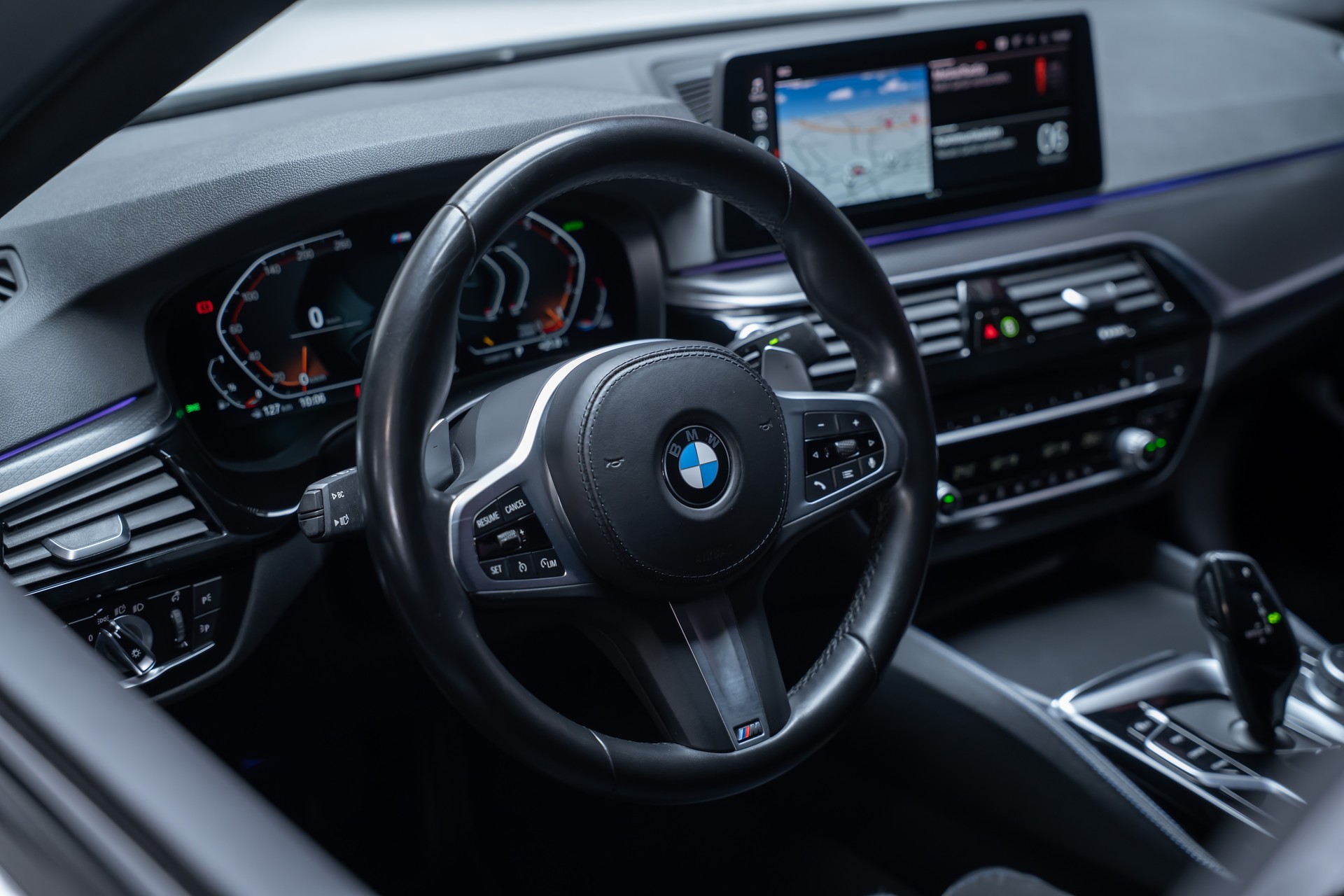BMW 530i xDrive SAG M-Sport / Alcantara Sitze / Rückfahrkamera / El.Sitze / Ambientebeleuchtung-image-14