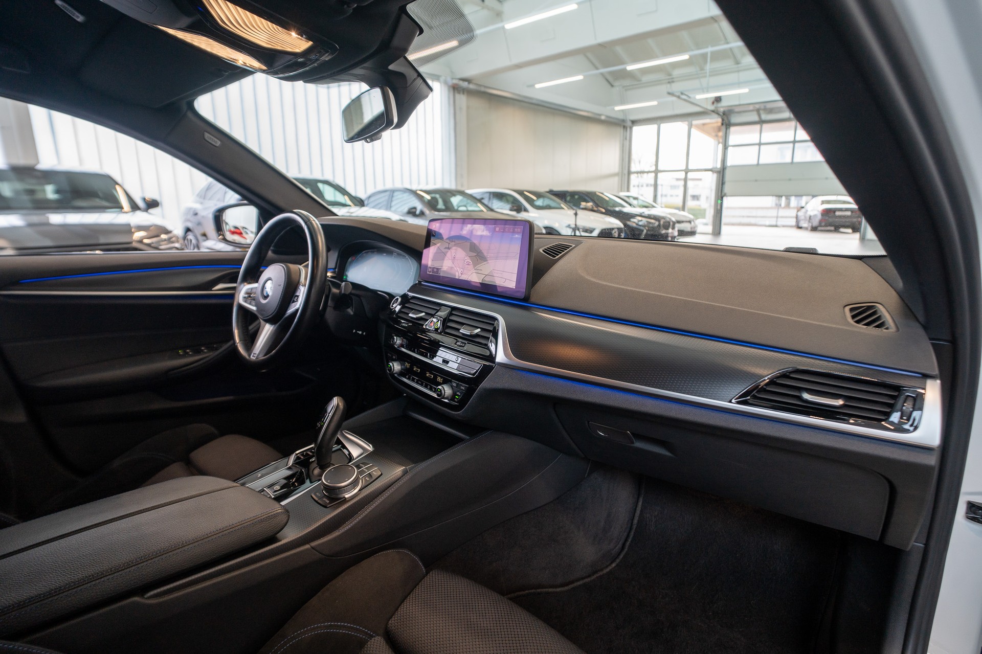 BMW 530i xDrive SAG M-Sport / Rückfahrkamera / El.Sitze / Ambientebeleuchtung-image-13