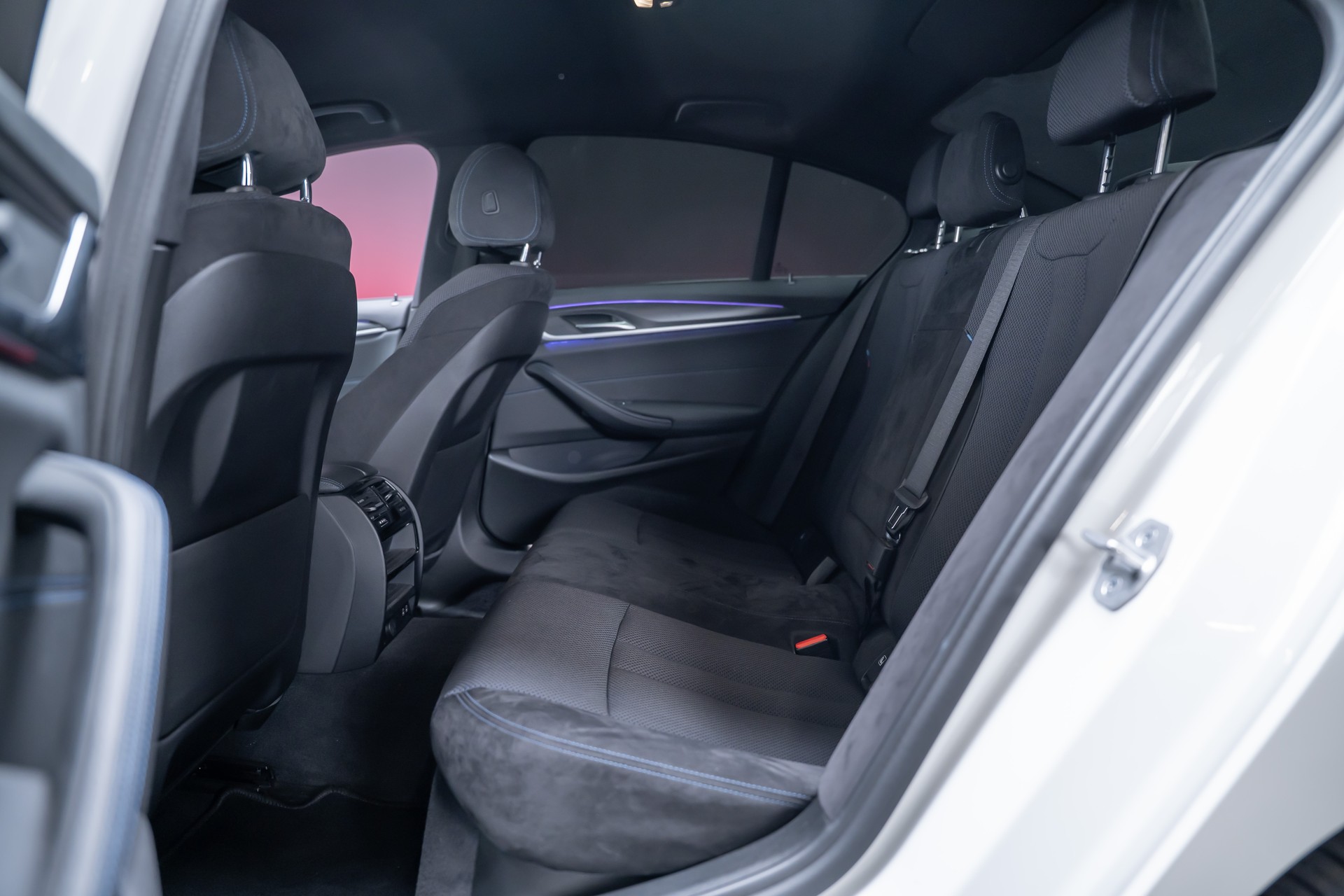 BMW 530i xDrive SAG M-Sport / Alcantara Sitze / Rückfahrkamera / El.Sitze / Ambientebeleuchtung-image-18
