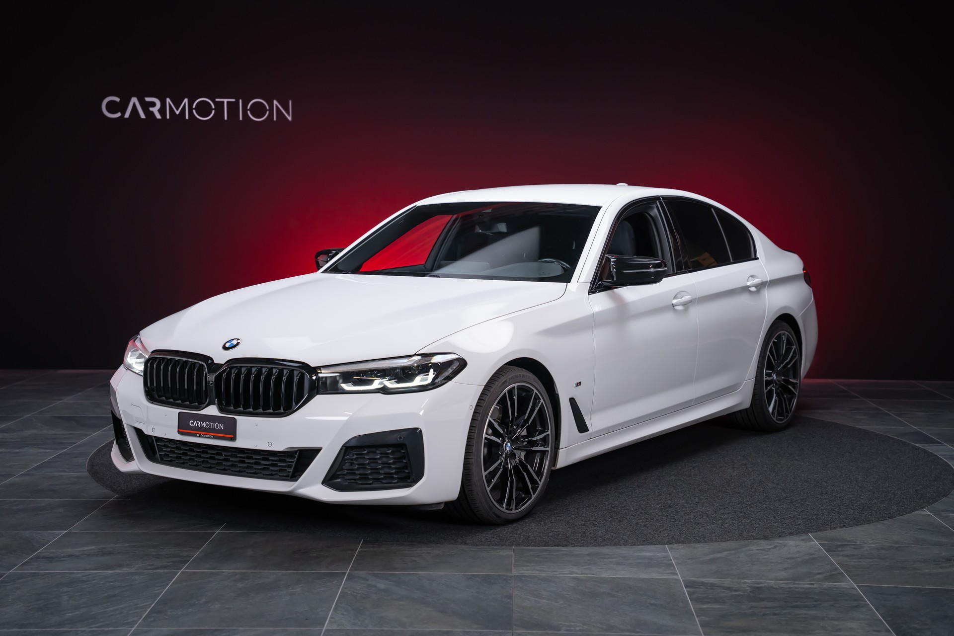 BMW 530i xDrive SAG M-Sport / Alcantara Sitze / Rückfahrkamera / El.Sitze / Ambientebeleuchtung-image-0
