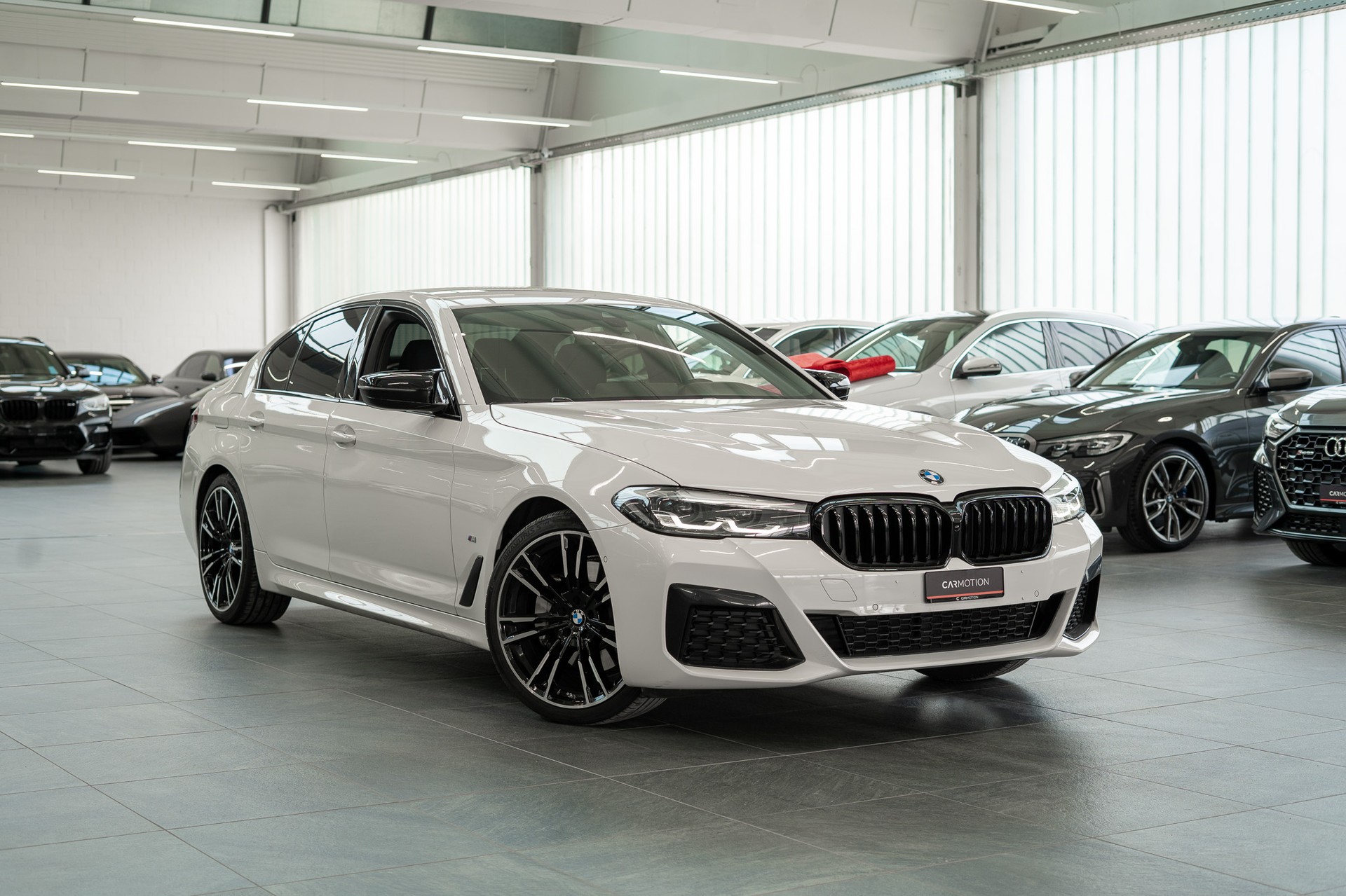 BMW 530i xDrive SAG M-Sport / Rückfahrkamera / El.Sitze / Ambientebeleuchtung-showroom-element-2