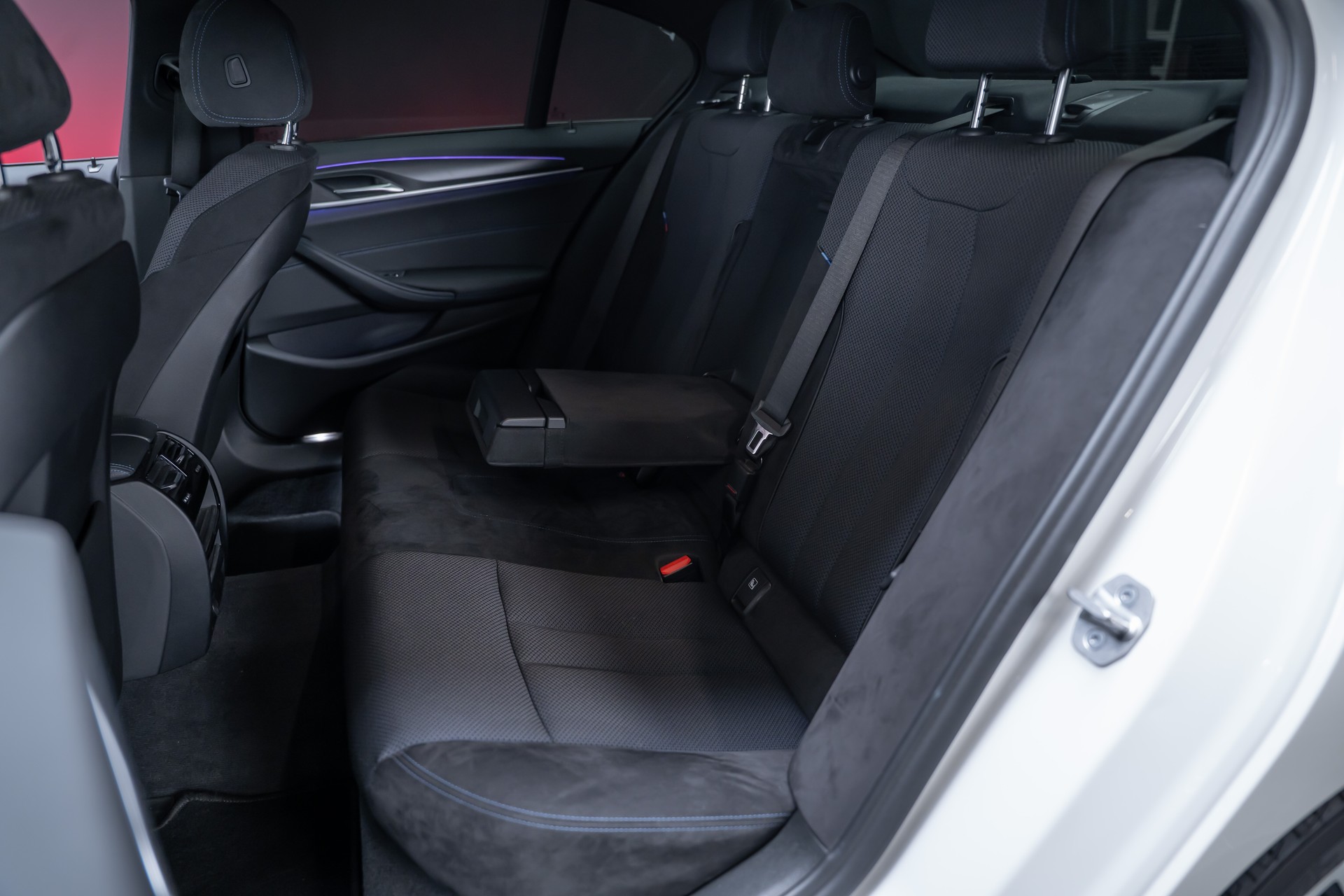 BMW 530i xDrive SAG M-Sport / Alcantara Sitze / Rückfahrkamera / El.Sitze / Ambientebeleuchtung-image-20