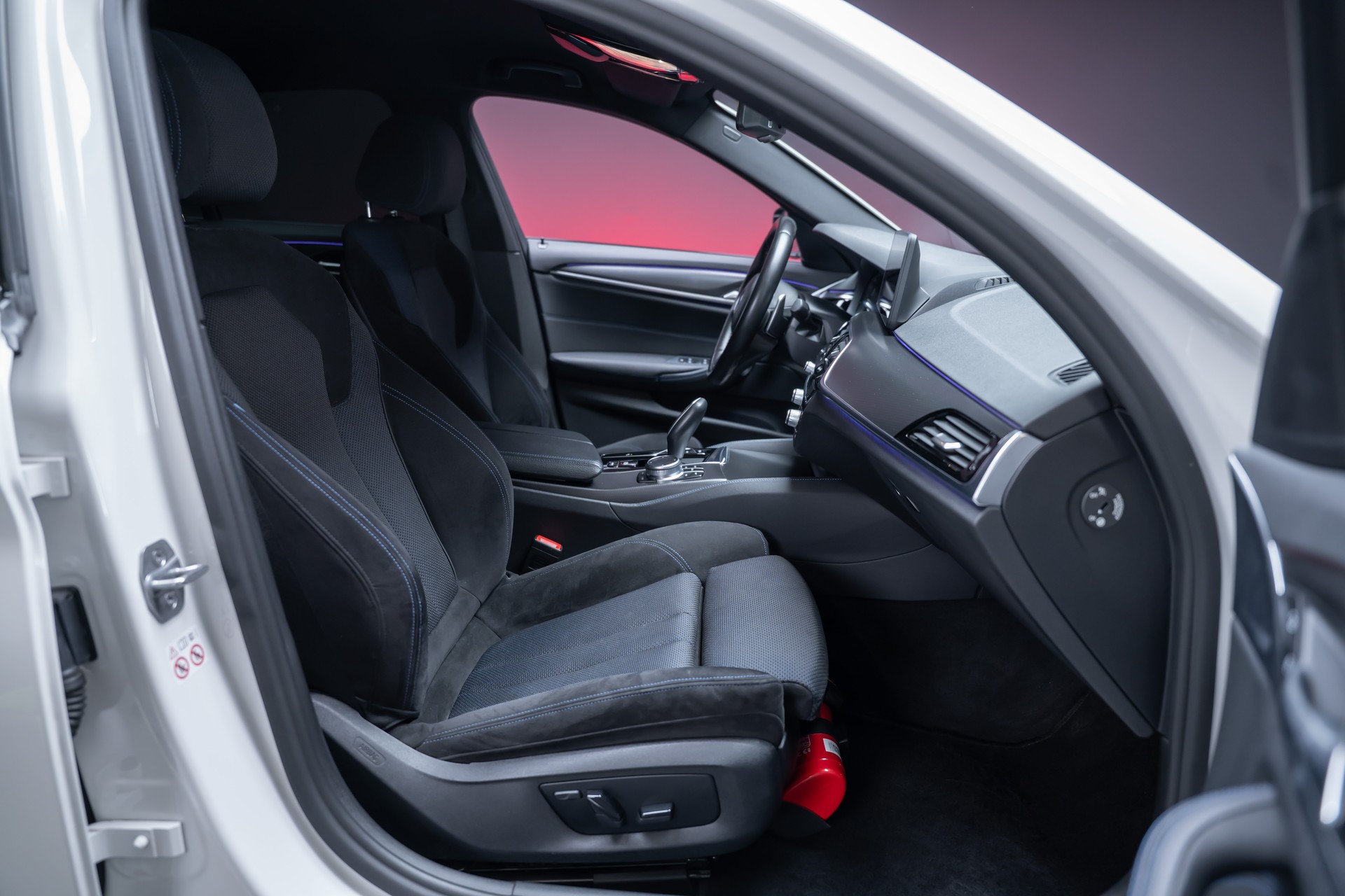 BMW 530i xDrive SAG M-Sport / Alcantara Sitze / Rückfahrkamera / El.Sitze / Ambientebeleuchtung-image-22
