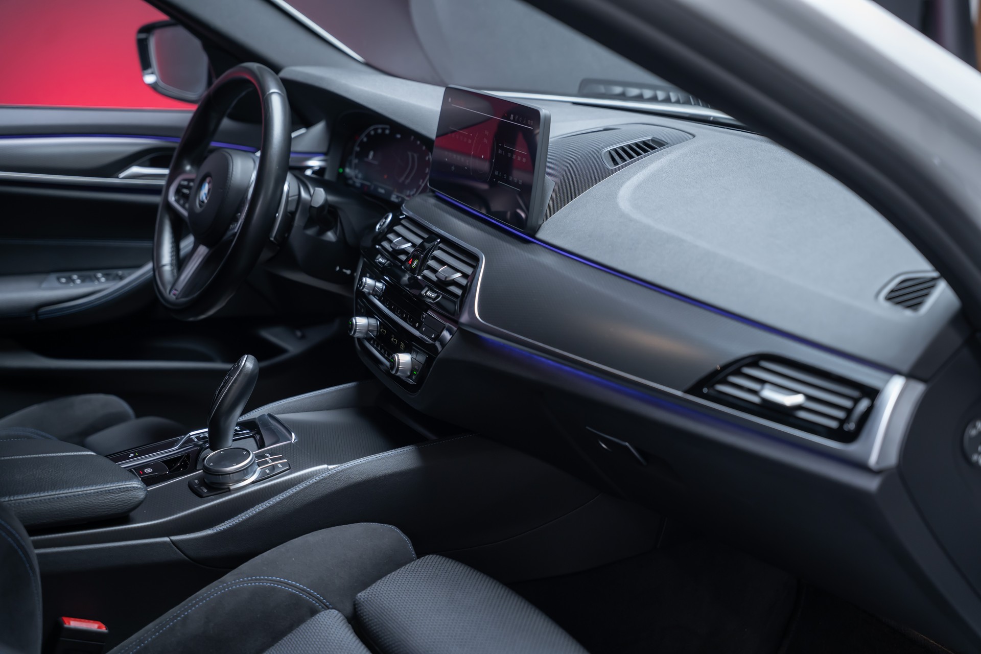 BMW 530i xDrive SAG M-Sport / Alcantara Sitze / Rückfahrkamera / El.Sitze / Ambientebeleuchtung-image-23
