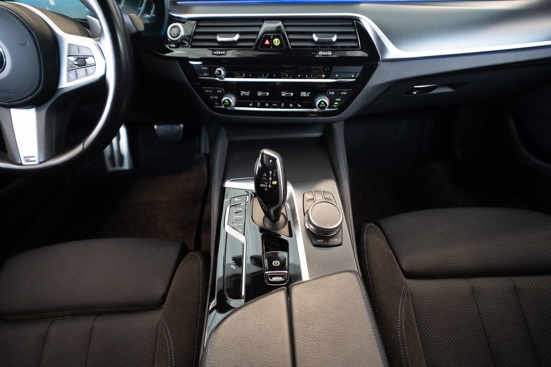 BMW 530i xDrive SAG M-Sport / Rückfahrkamera / El.Sitze / Ambientebeleuchtung-image-16