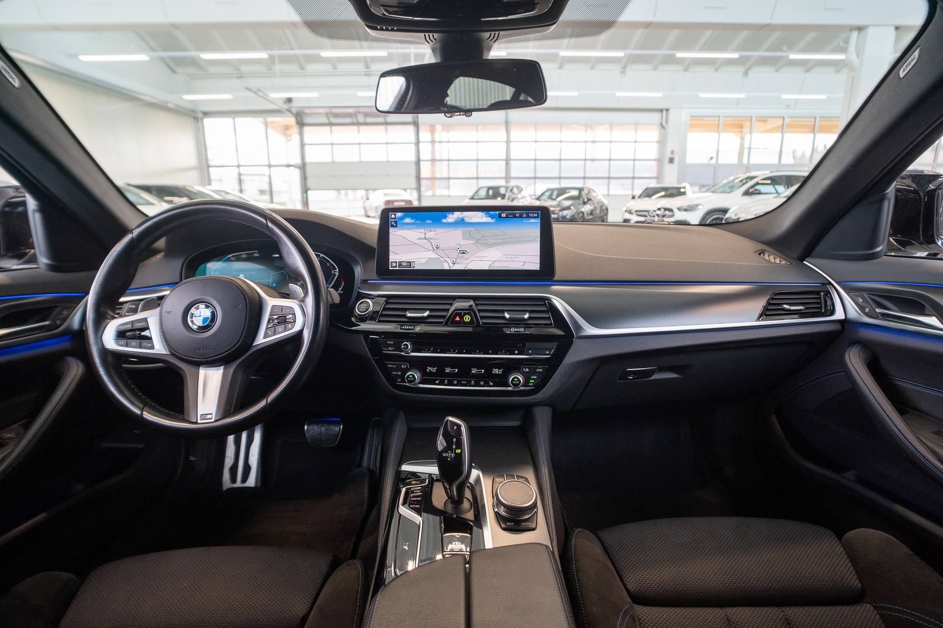 BMW 530i xDrive SAG M-Sport / Rückfahrkamera / El.Sitze / Ambientebeleuchtung-image-14