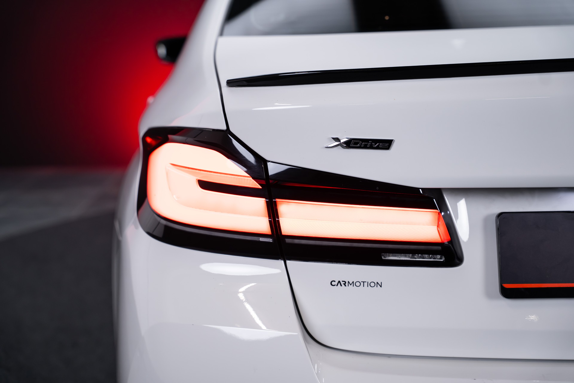 BMW 530i xDrive SAG M-Sport / Alcantara Sitze / Rückfahrkamera / El.Sitze / Ambientebeleuchtung-image-8
