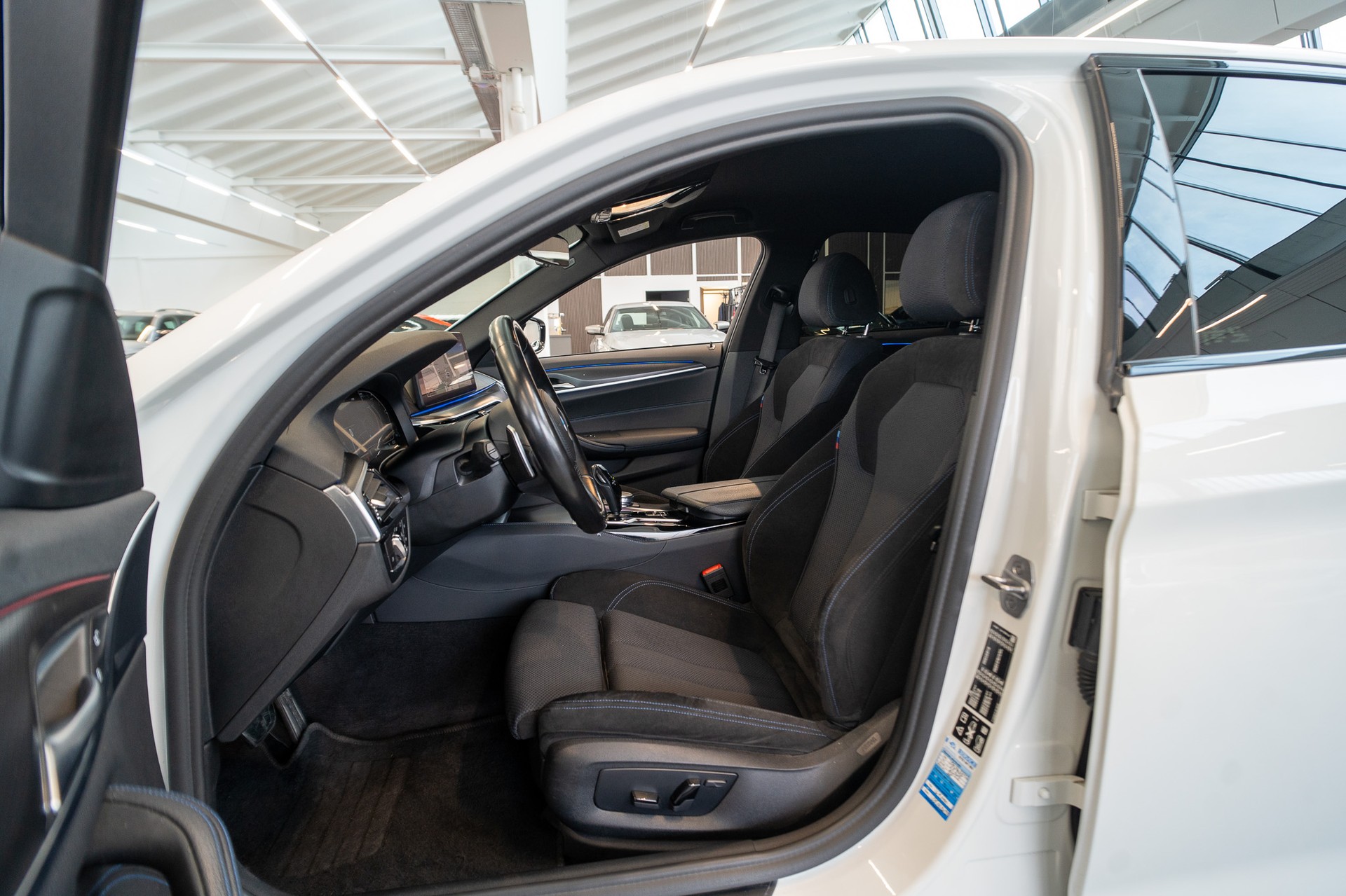 BMW 530i xDrive SAG M-Sport / Rückfahrkamera / El.Sitze / Ambientebeleuchtung-image-8