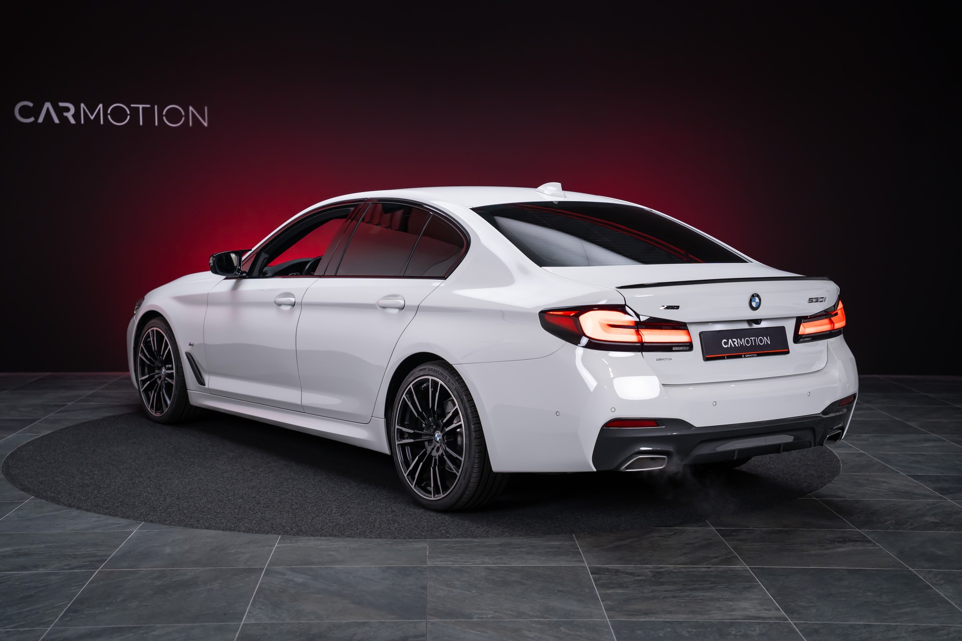 BMW 530i xDrive SAG M-Sport / Alcantara Sitze / Rückfahrkamera / El.Sitze / Ambientebeleuchtung-image-12