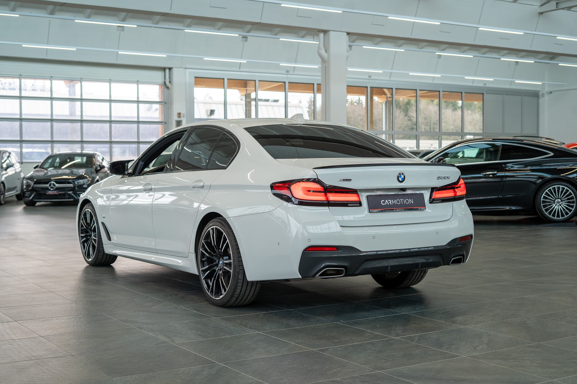 BMW 530i xDrive SAG M-Sport / Rückfahrkamera / El.Sitze / Ambientebeleuchtung-image-6