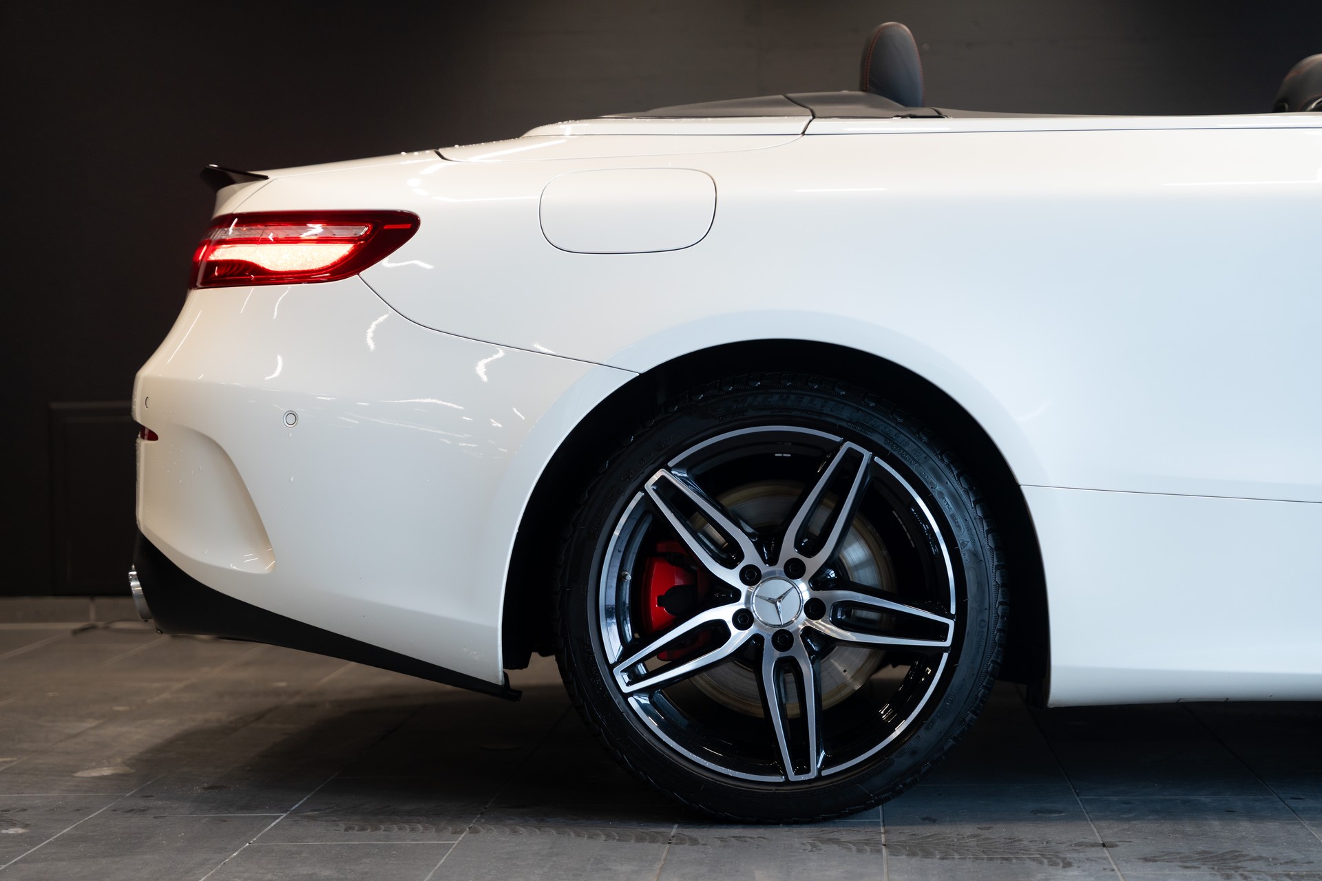 MERCEDES-BENZ E 53 Cabriolet AMG 4 Matic+ 9G-Tronic / CH Auto / Sitzbelüftung / Nackenheizung / Red Stiching Elemente / Burmester-image-4