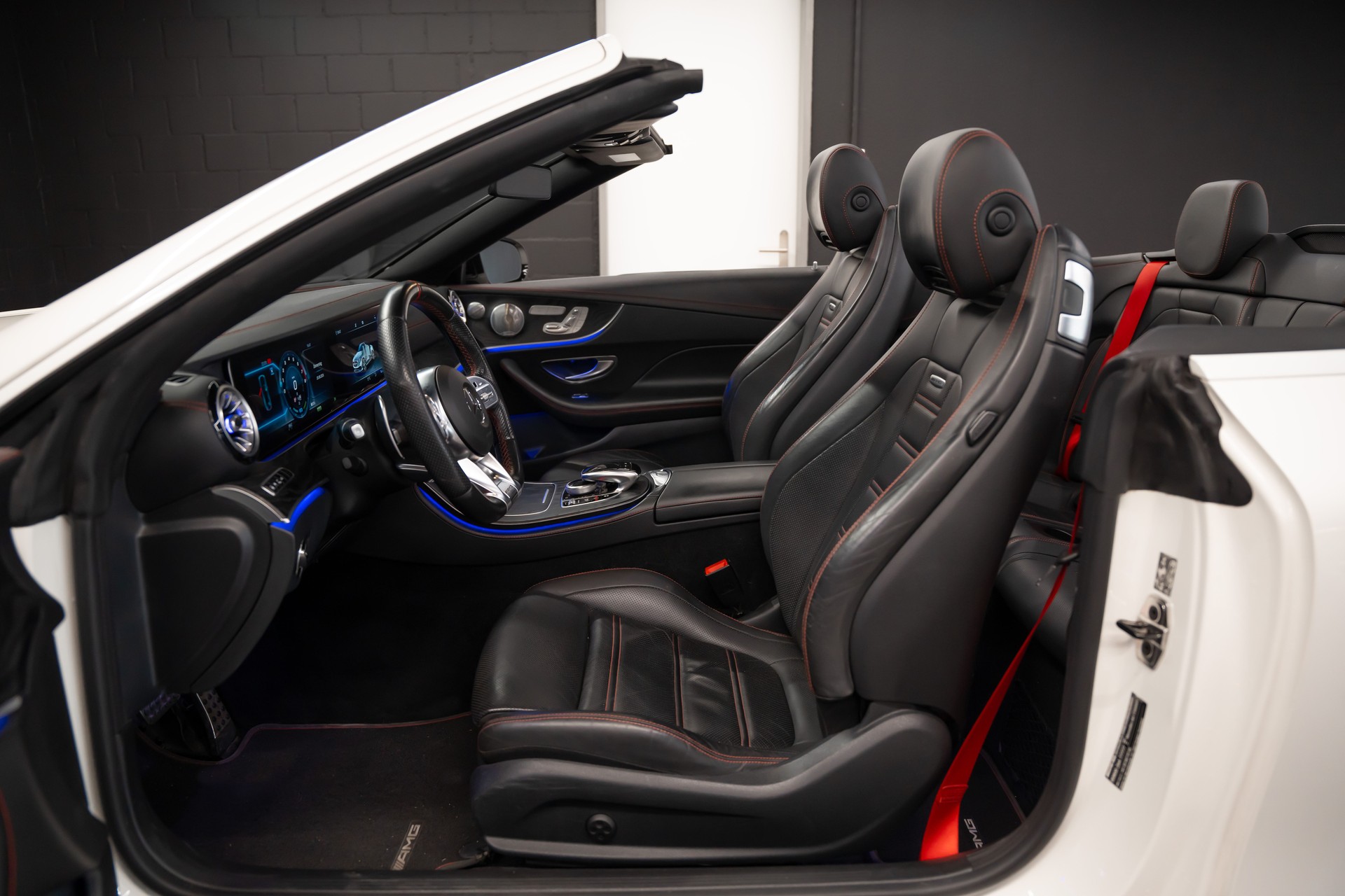 MERCEDES-BENZ E 53 Cabriolet AMG 4 Matic+ 9G-Tronic / CH Auto / Sitzbelüftung / Nackenheizung / Red Stiching Elemente / Burmester-image-9