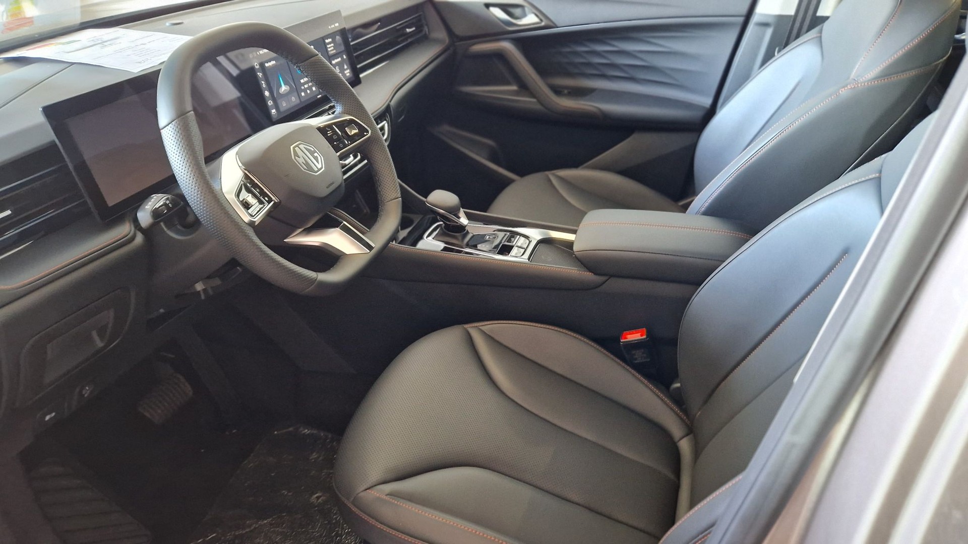 MG HS 1.5 T HEV Luxury-image-9